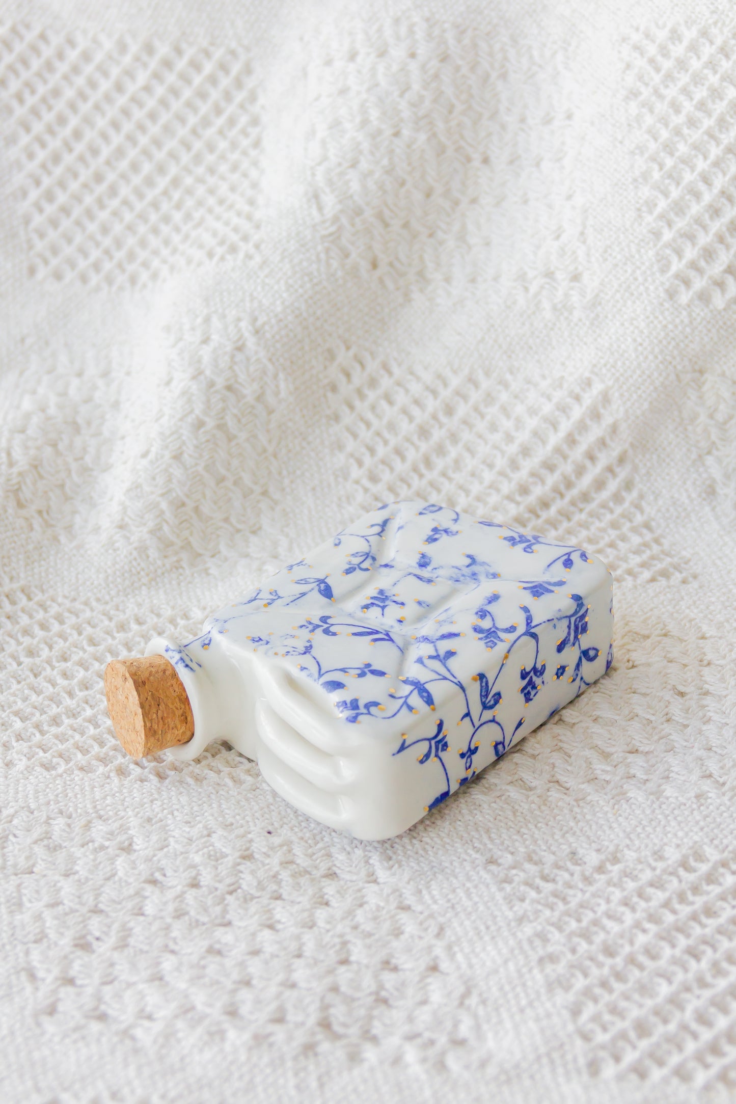 Porcelanowa piersiówka kanister ze złoceniem