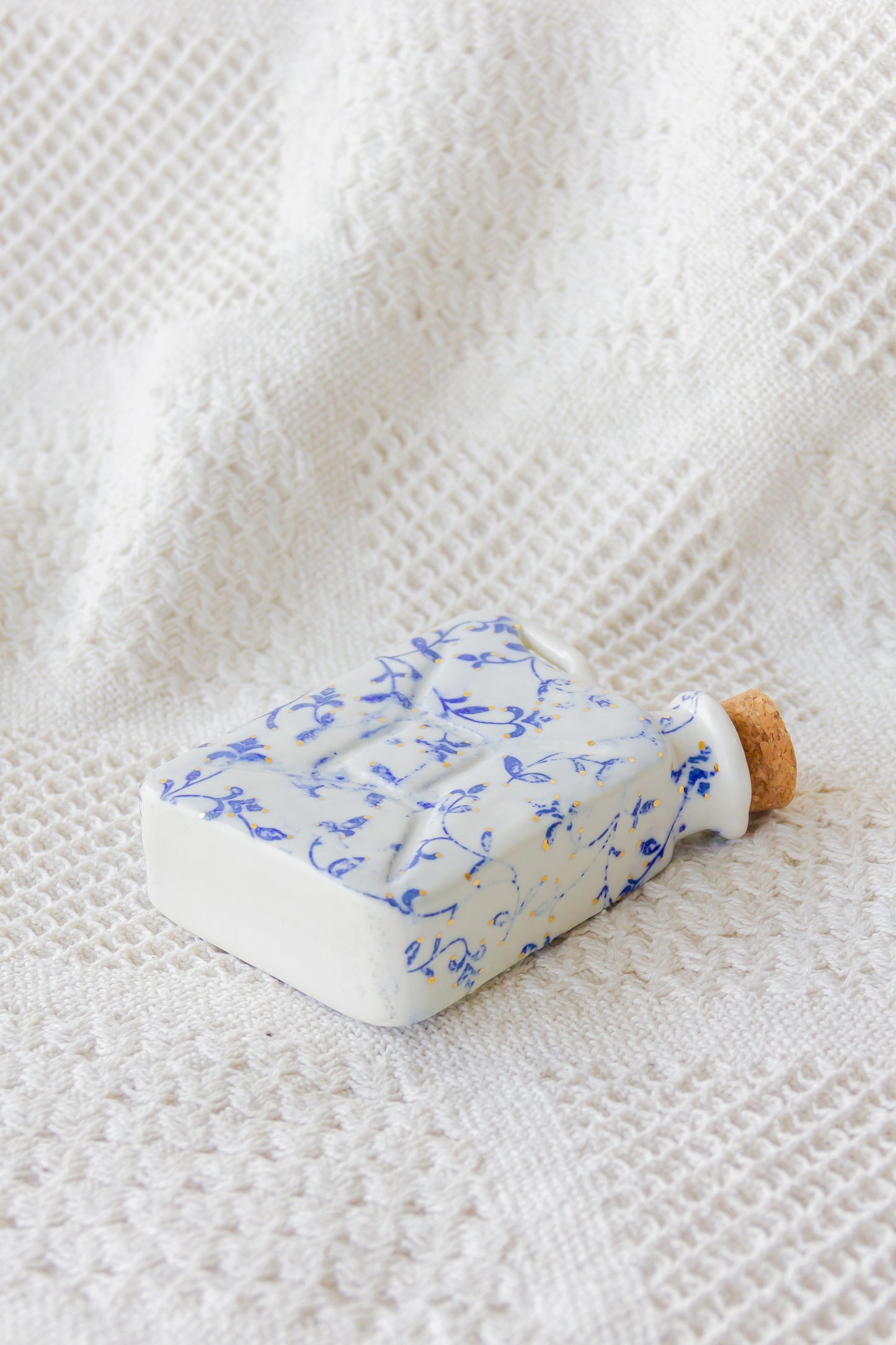 Porcelanowa piersiówka kanister ze złoceniem