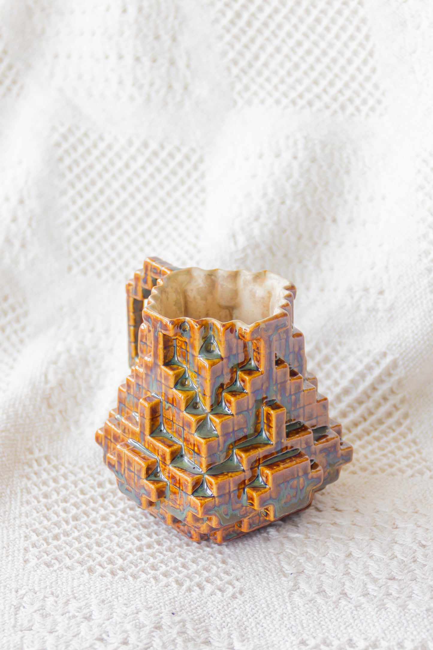 Kubek ceramiczny «8-Bit» brązowo-piaskowy