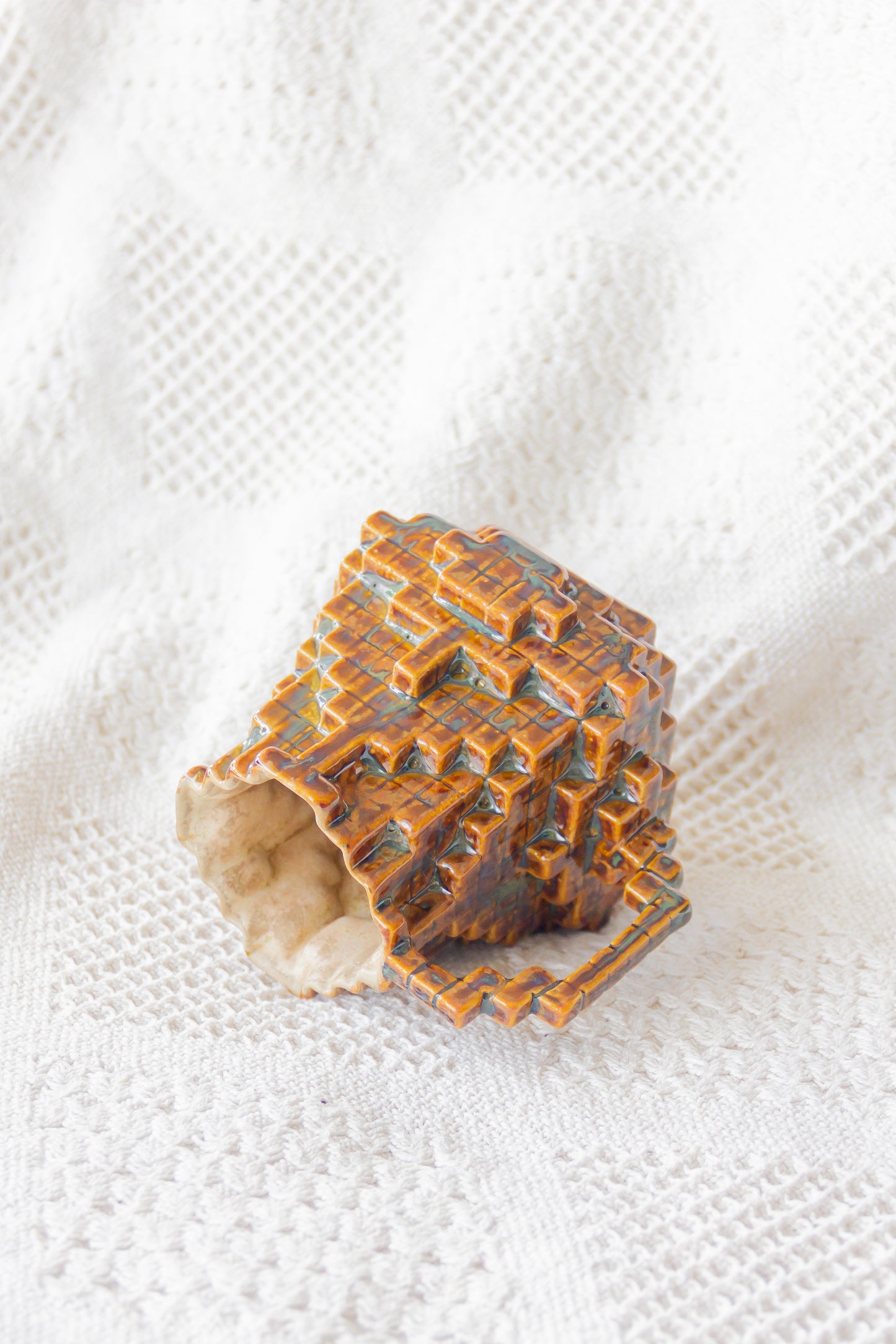 Kubek ceramiczny «8-Bit» brązowo-piaskowy