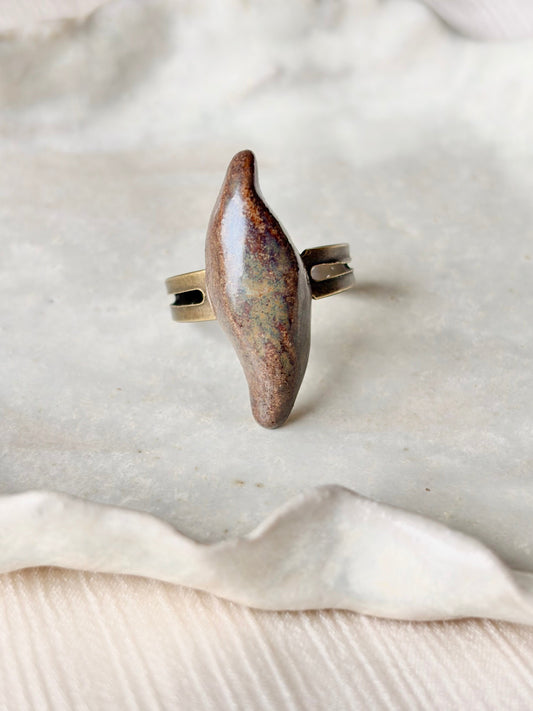 Pierścionek z ceramicznym kaboszonem