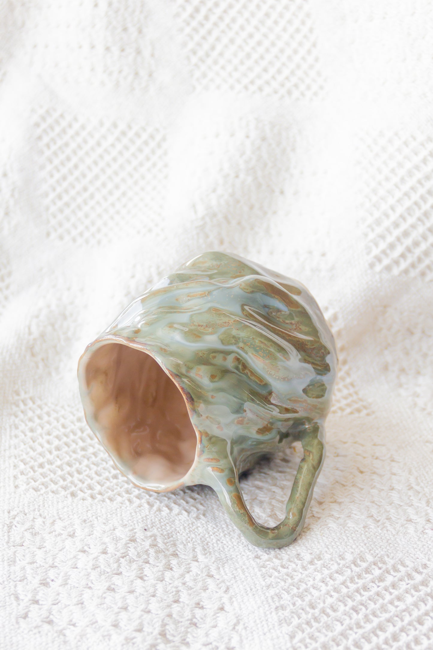 Kubek ceramiczny „Wave” zielono-kremowy