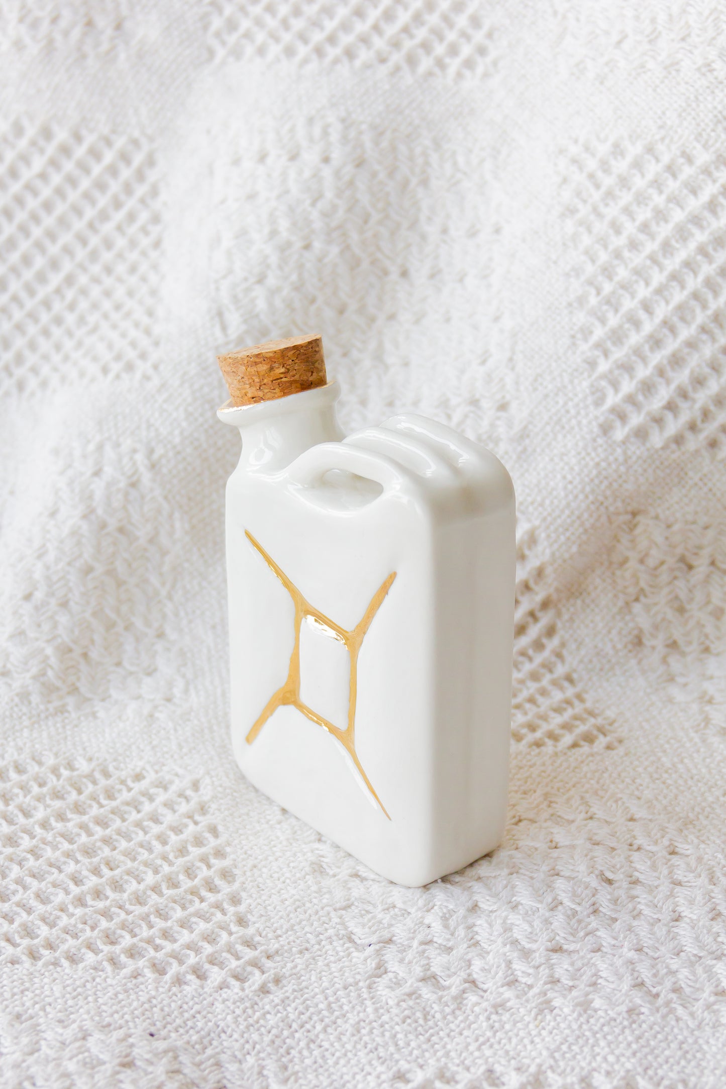 Porcelanowa piersiówka kanister ze złoceniem