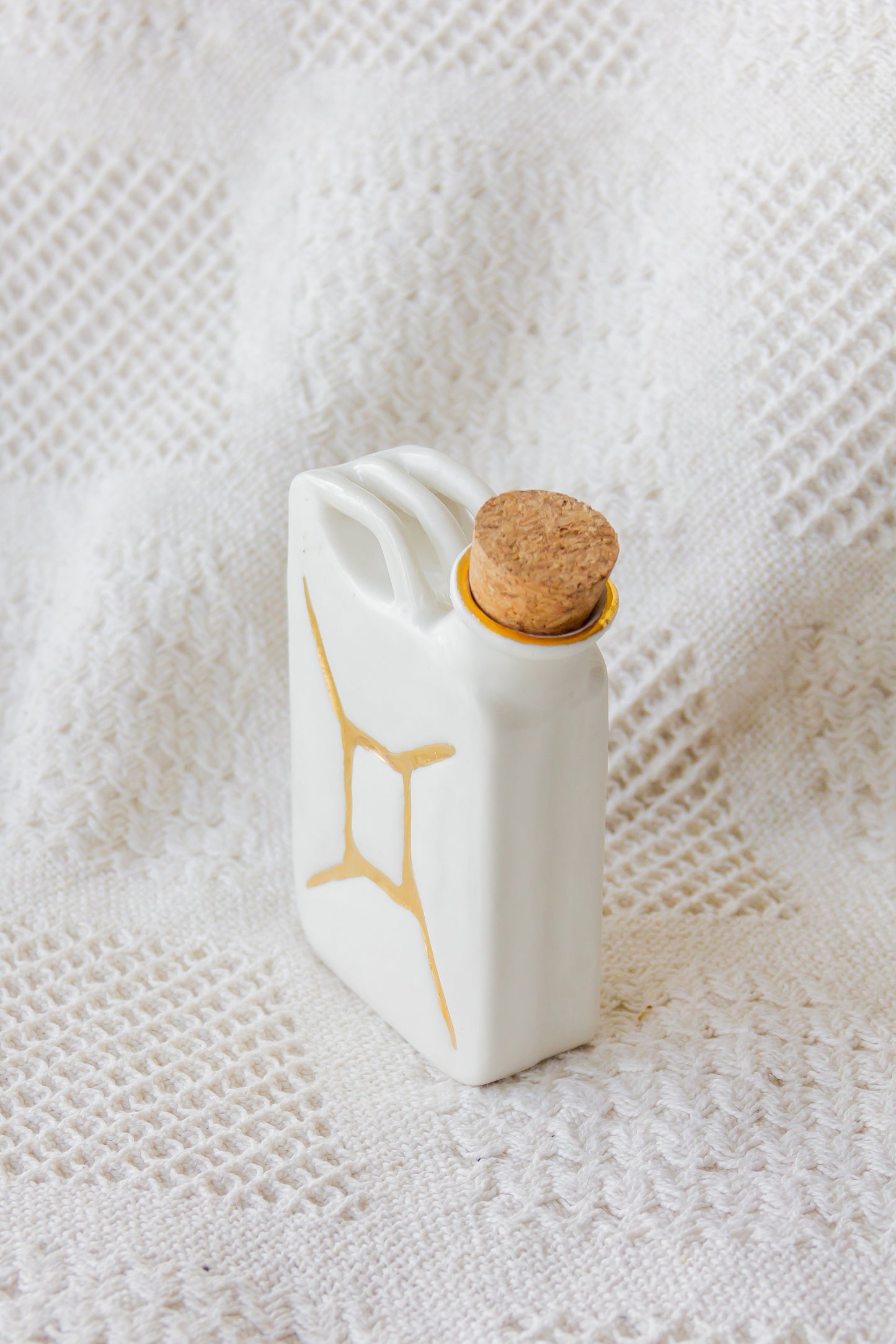 Porcelanowa piersiówka kanister ze złoceniem