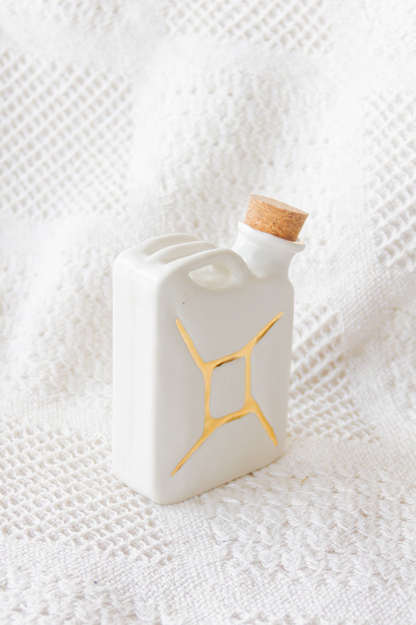 Porcelanowa piersiówka kanister ze złoceniem