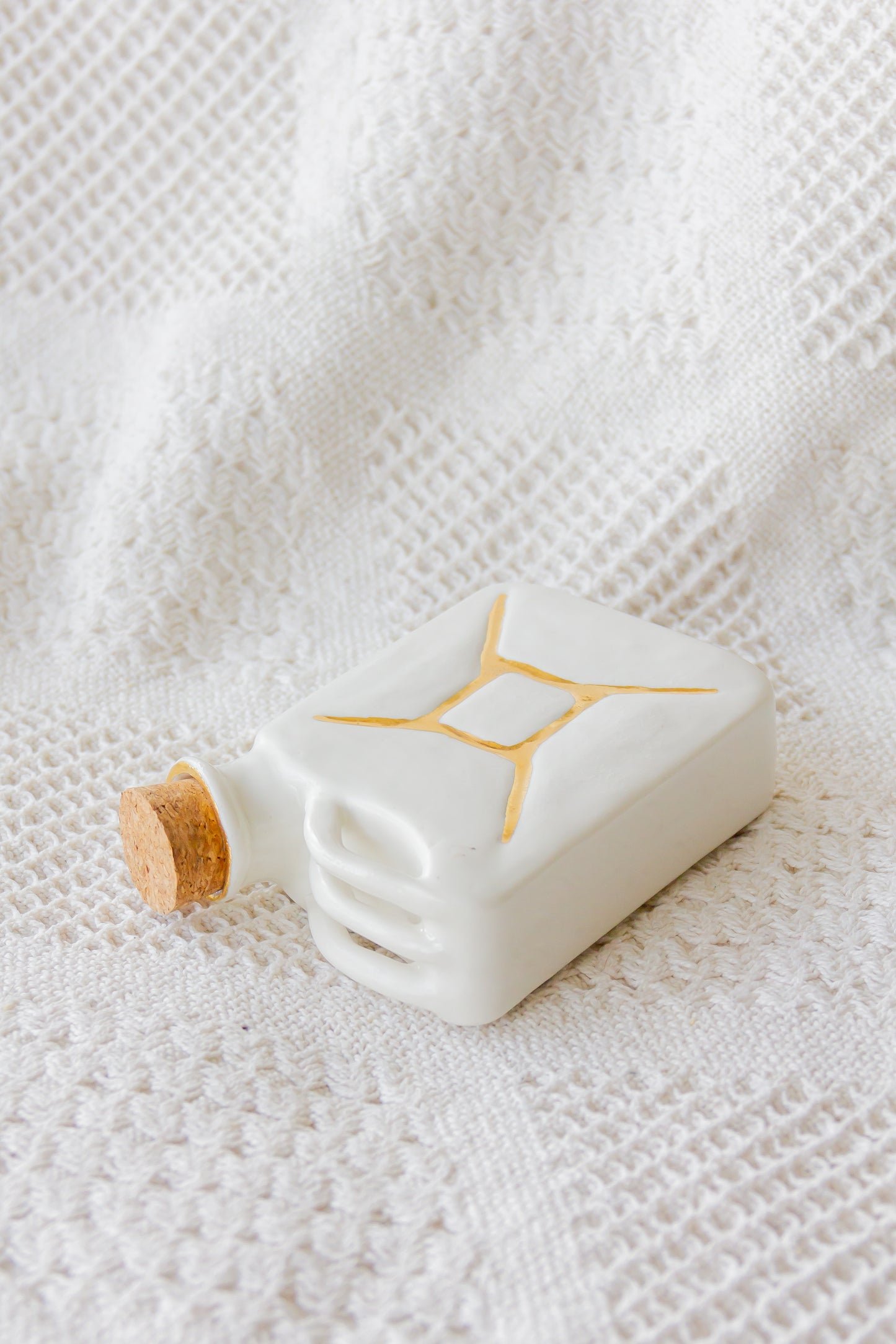 Porcelanowa piersiówka kanister ze złoceniem