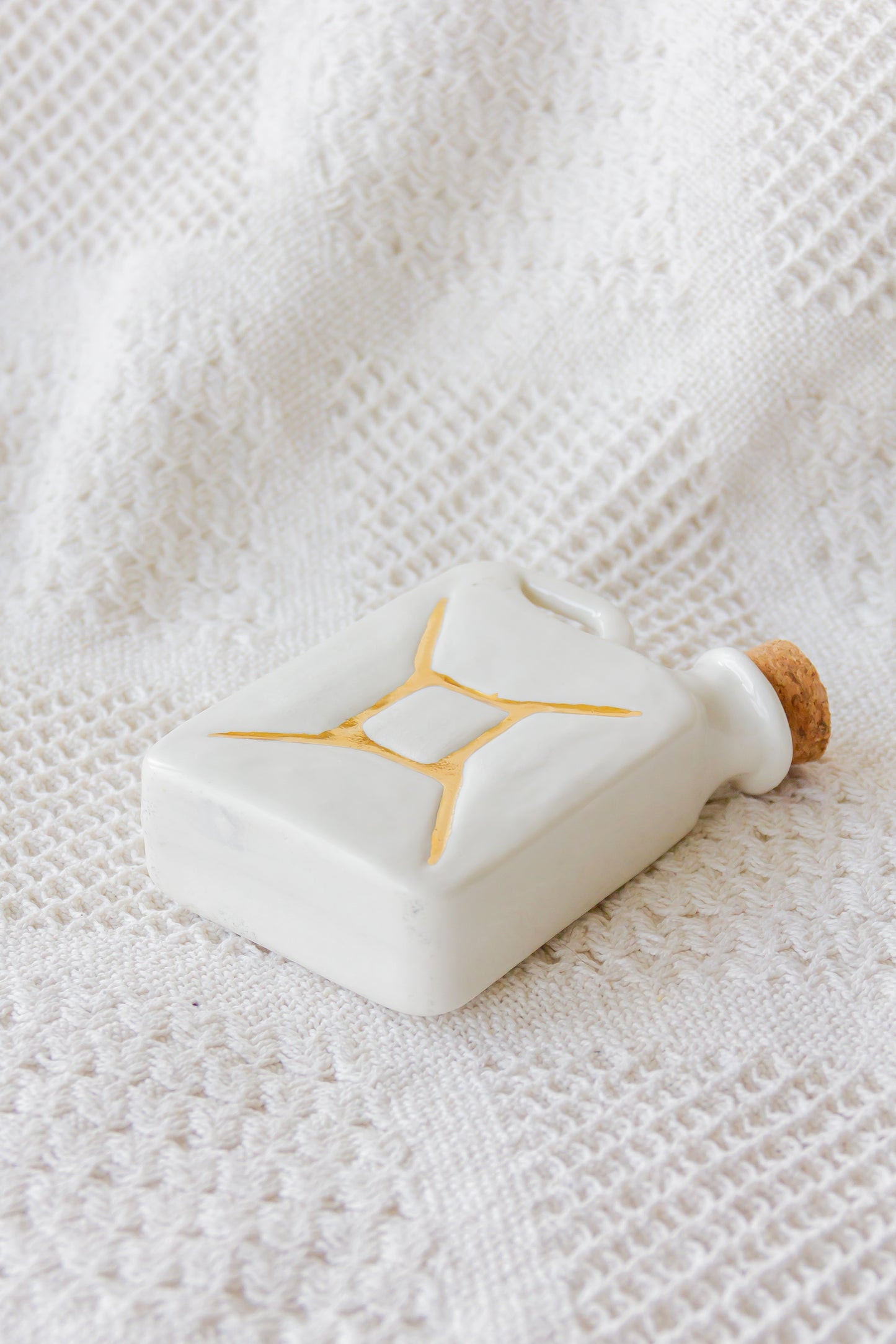 Porcelanowa piersiówka kanister ze złoceniem