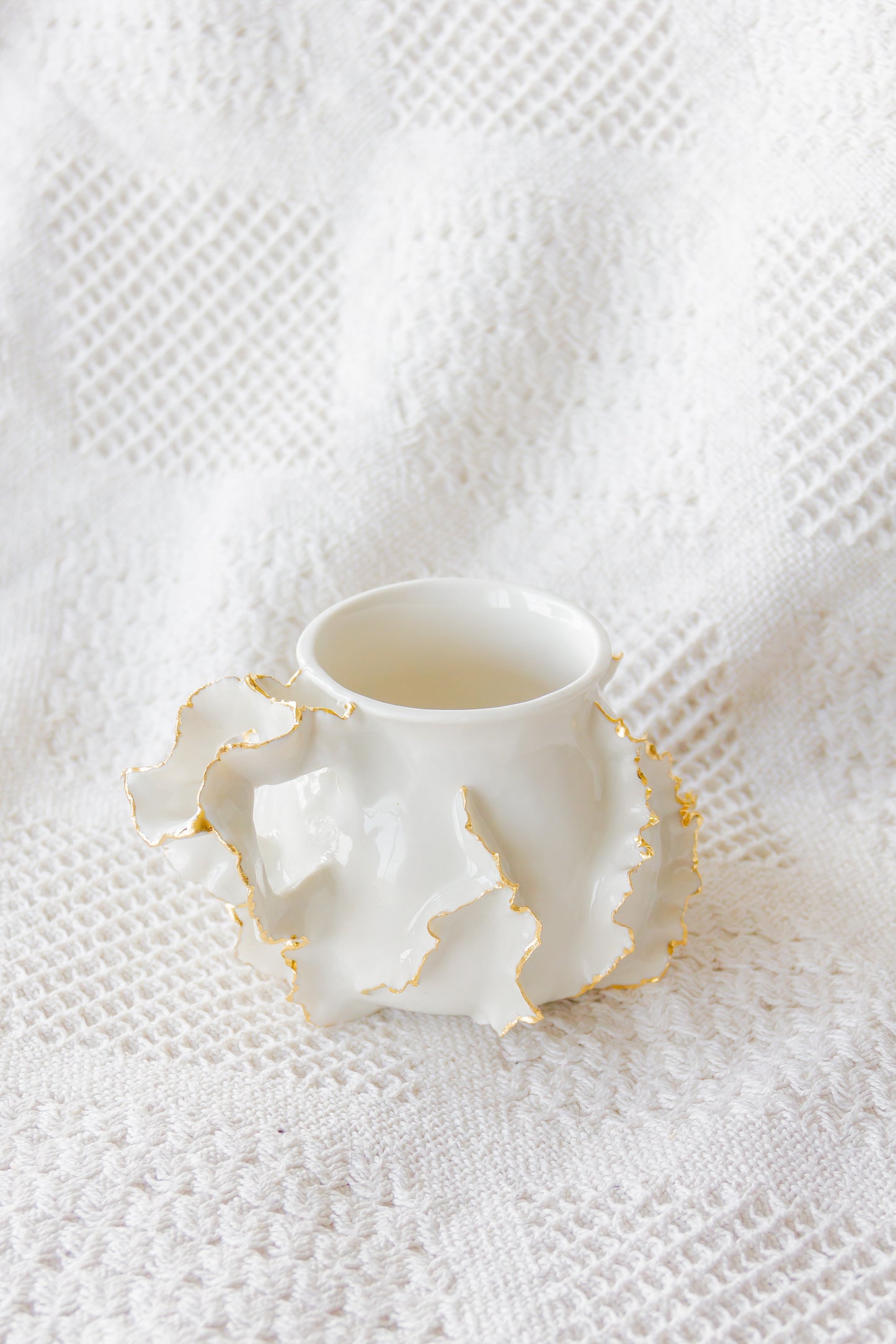 Kubek porcelanowy „Laminari” ze złoceniem