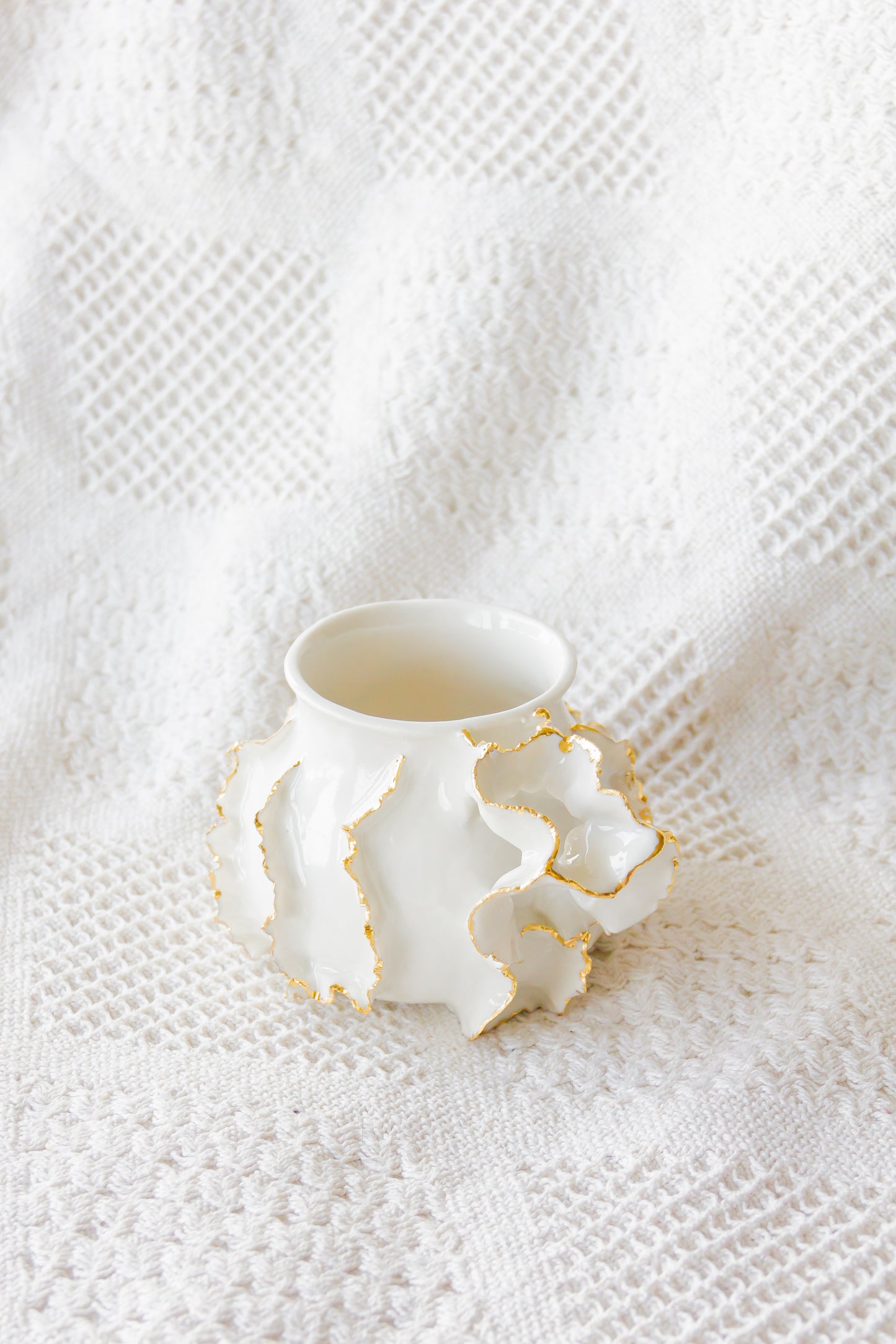 Kubek porcelanowy „Laminari” ze złoceniem