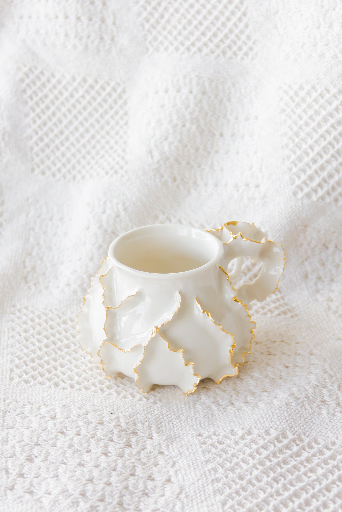 Kubek porcelanowy „Laminari” ze złoceniem