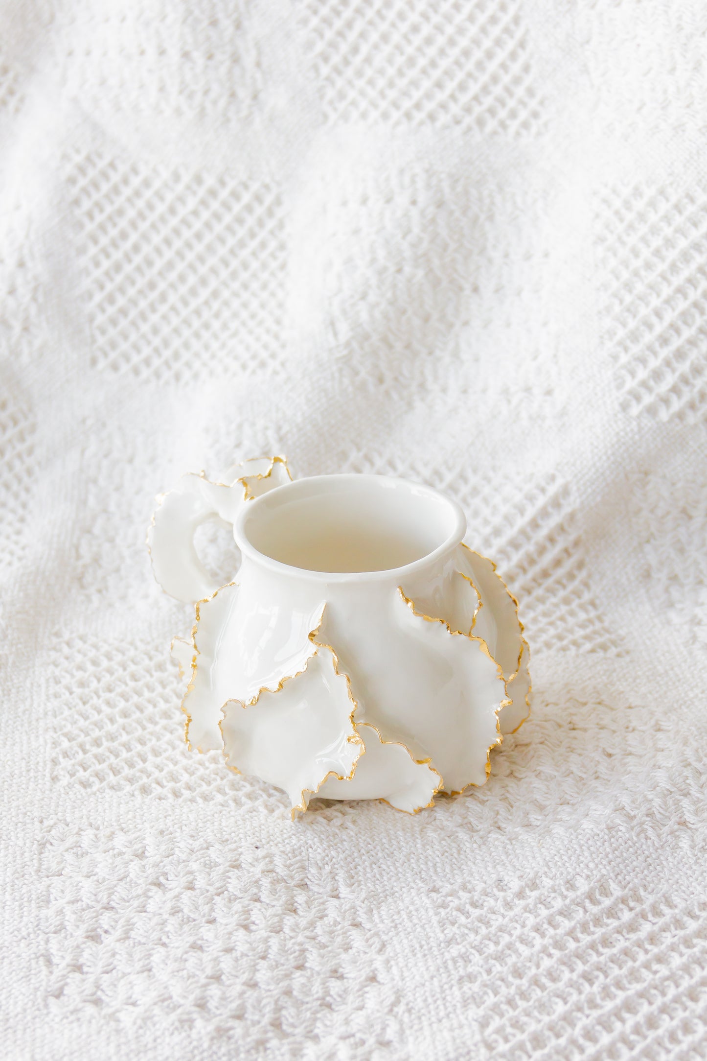 Kubek porcelanowy „Laminari” ze złoceniem