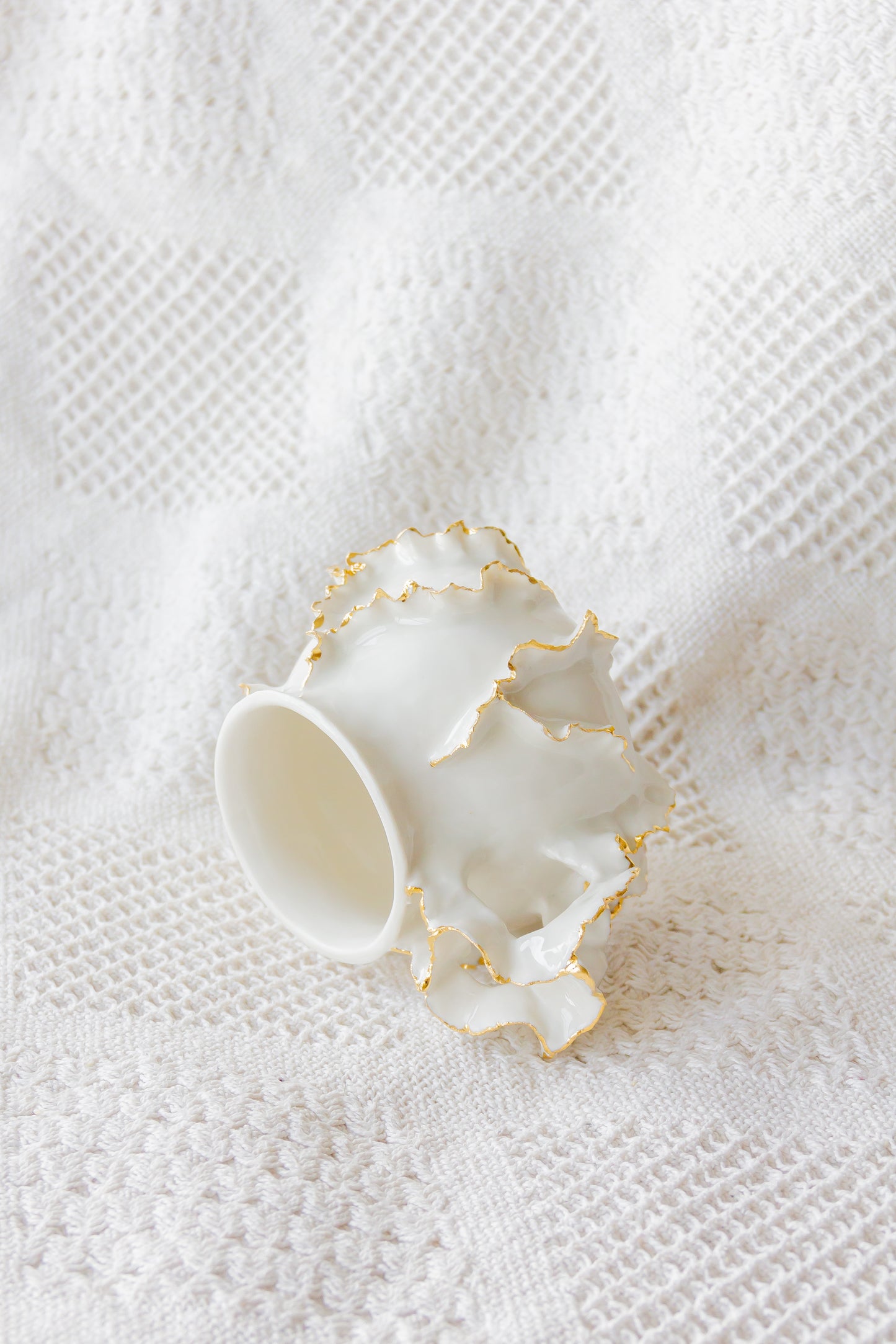 Kubek porcelanowy „Laminari” ze złoceniem