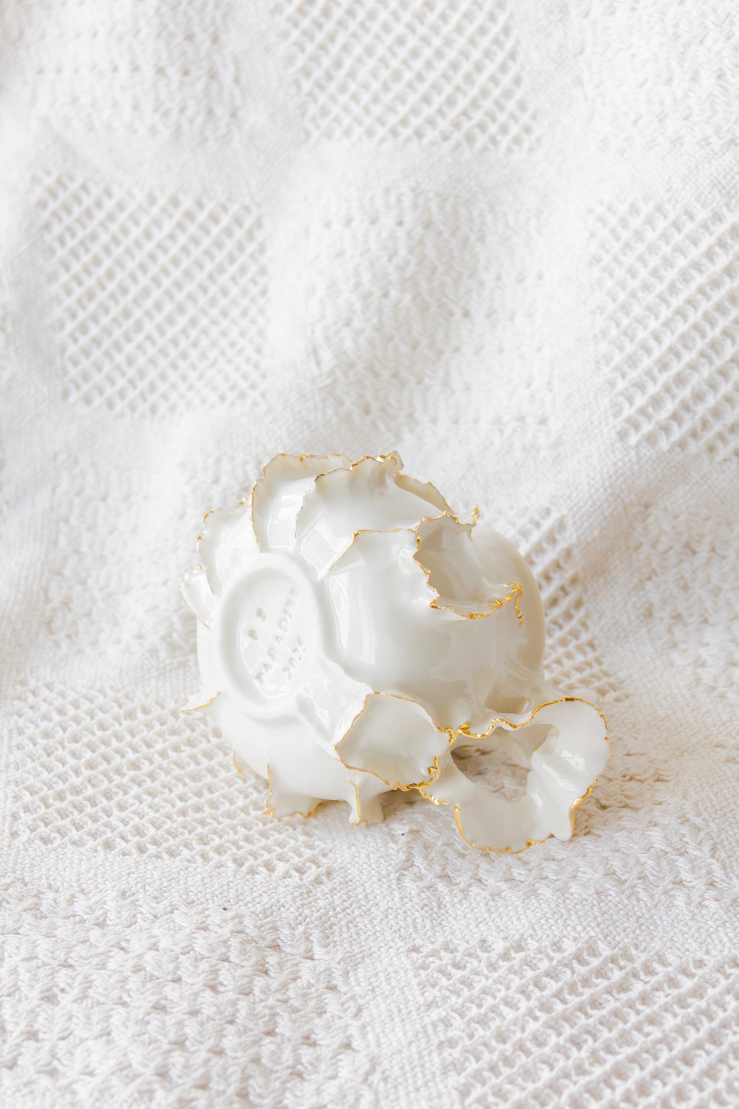 Kubek porcelanowy „Laminari” ze złoceniem