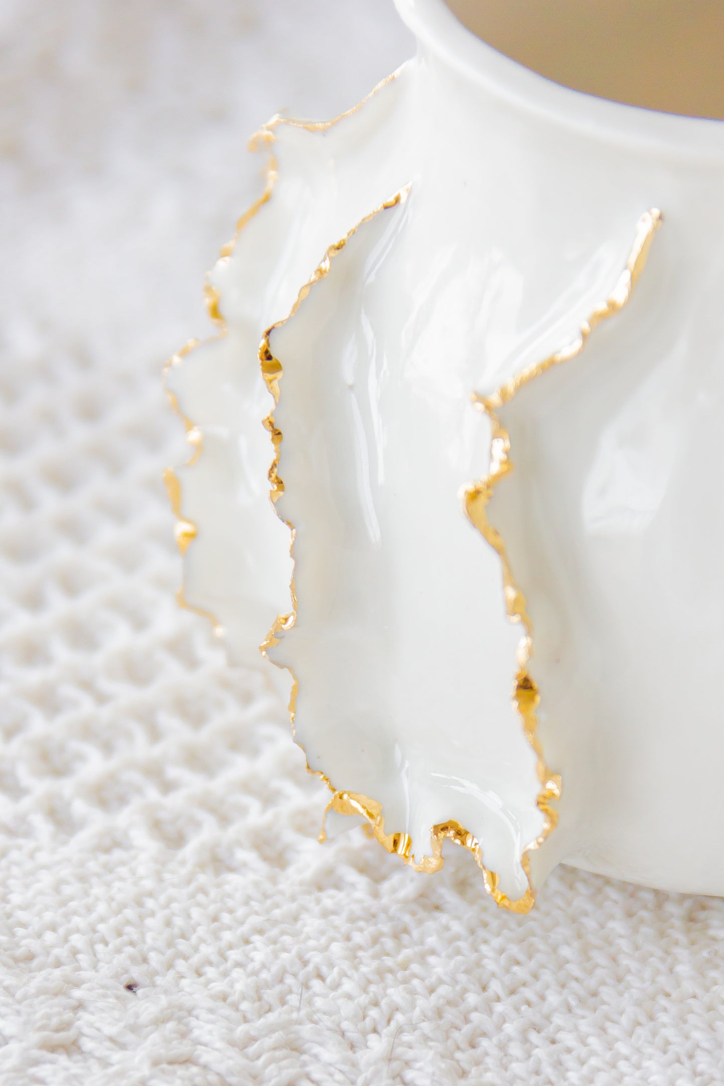 Kubek porcelanowy „Laminari” ze złoceniem