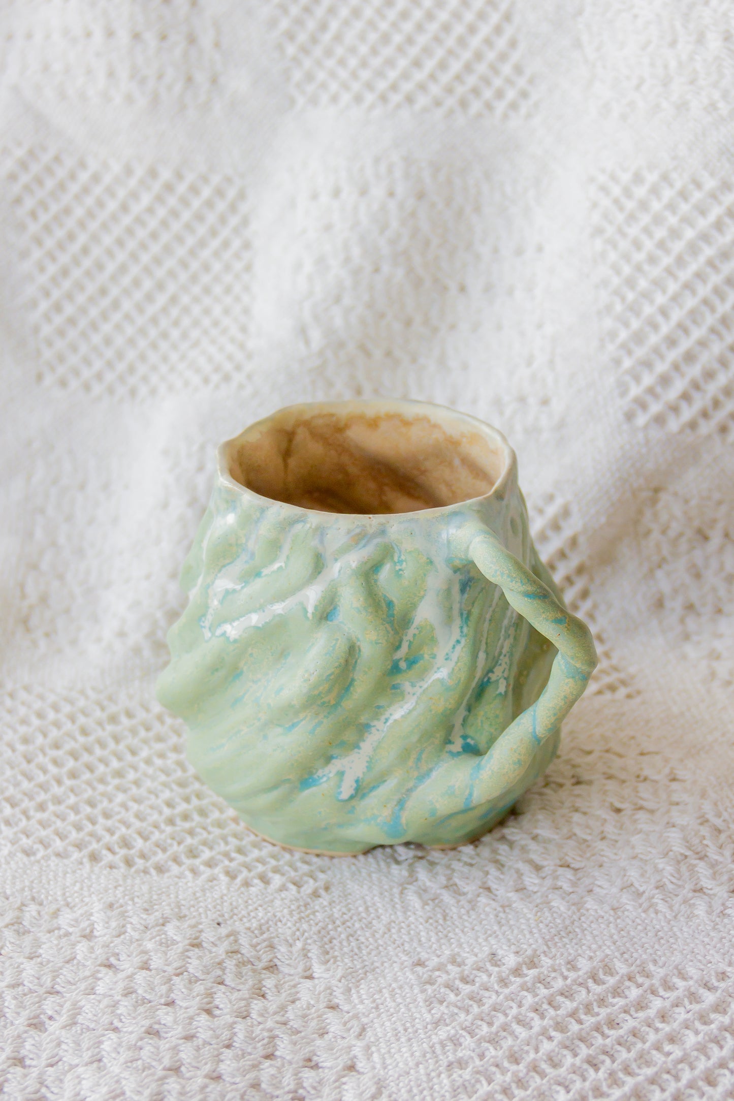 Kubek ceramiczny „Wave” zielono-beżowy