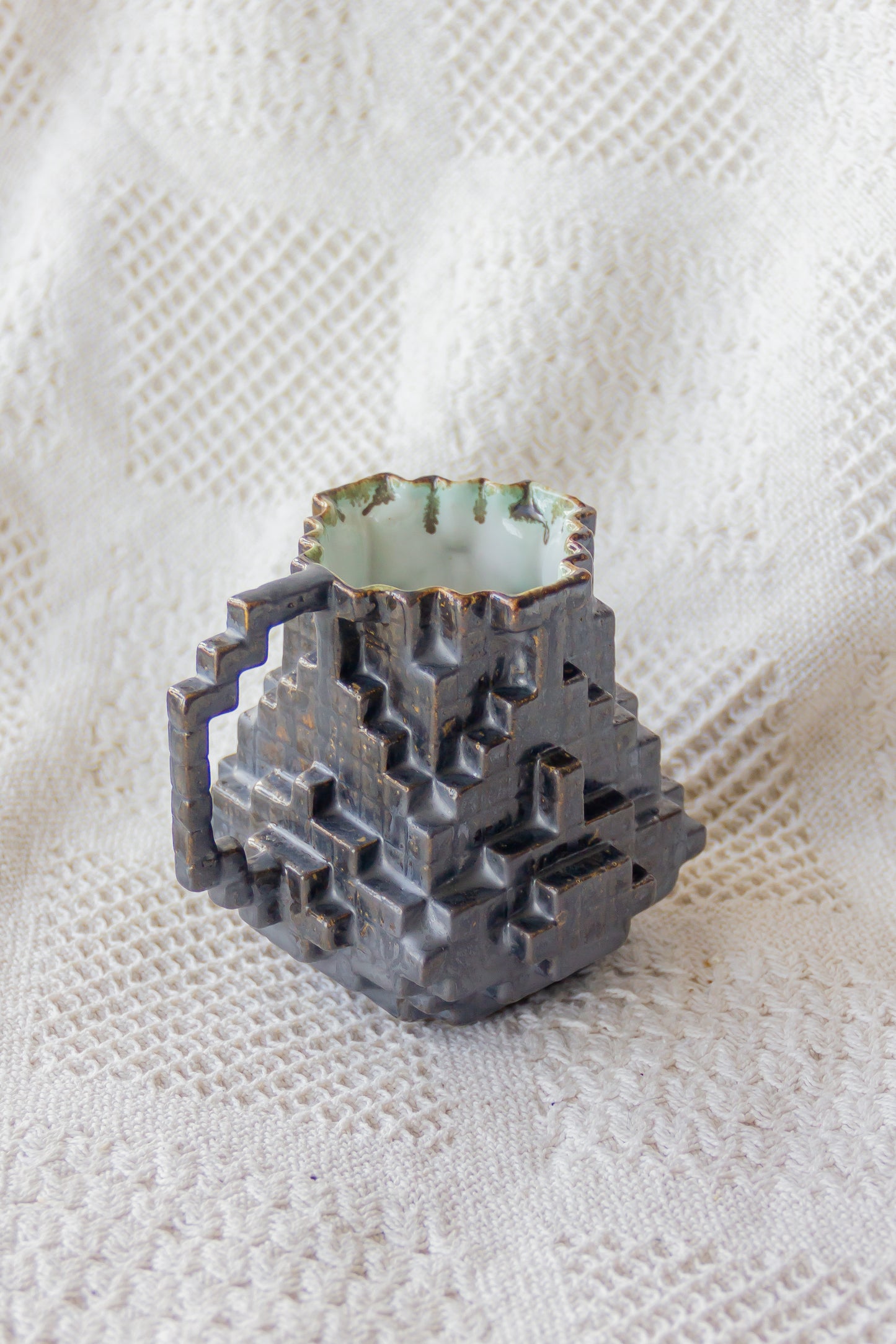 Kubek ceramiczny «8-Bit» brązowo-turkusowy