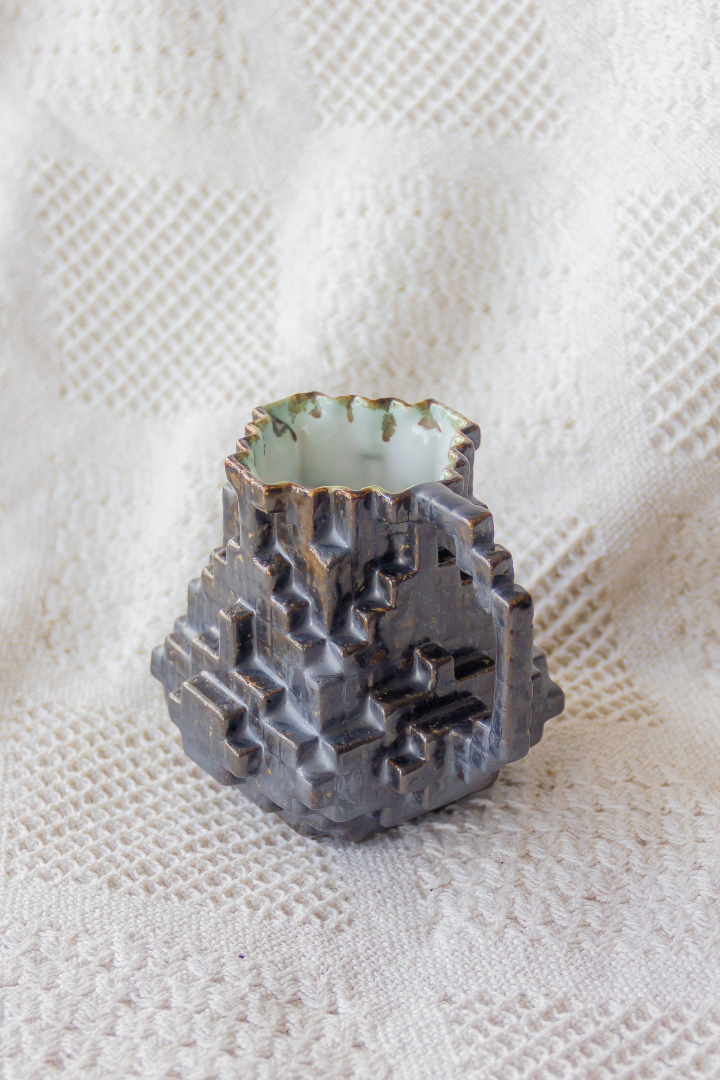 Kubek ceramiczny «8-Bit» brązowo-turkusowy