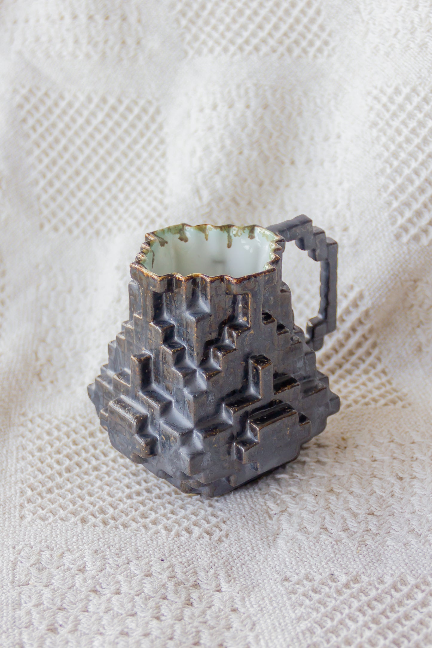 Kubek ceramiczny «8-Bit» brązowo-turkusowy