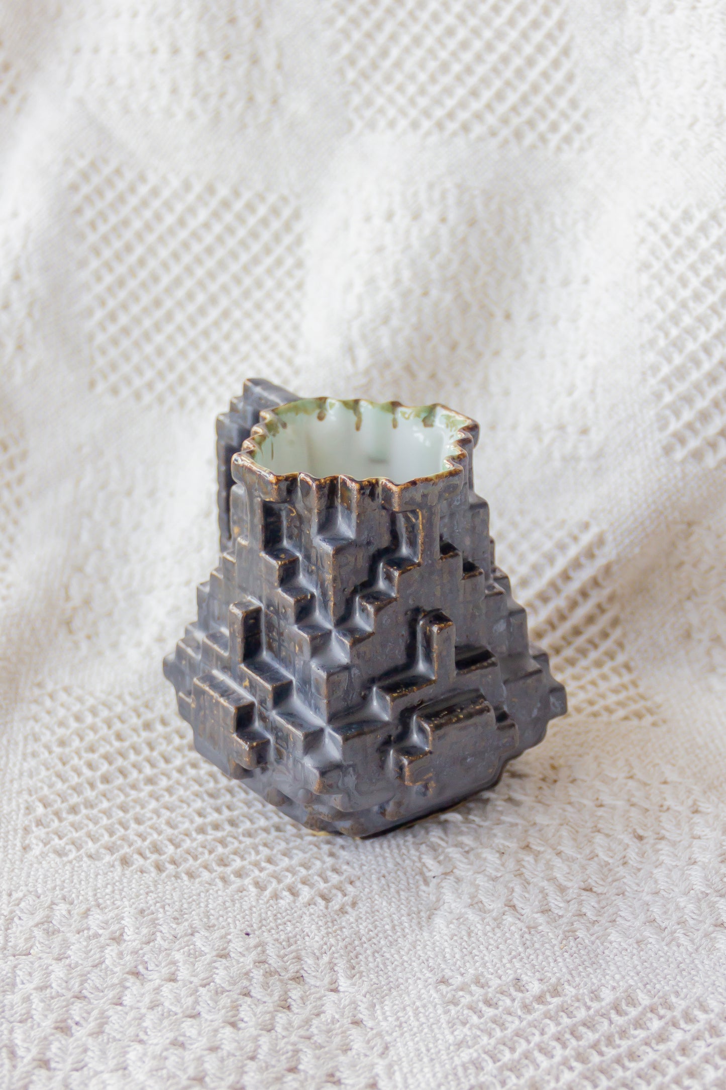 Kubek ceramiczny «8-Bit» brązowo-turkusowy