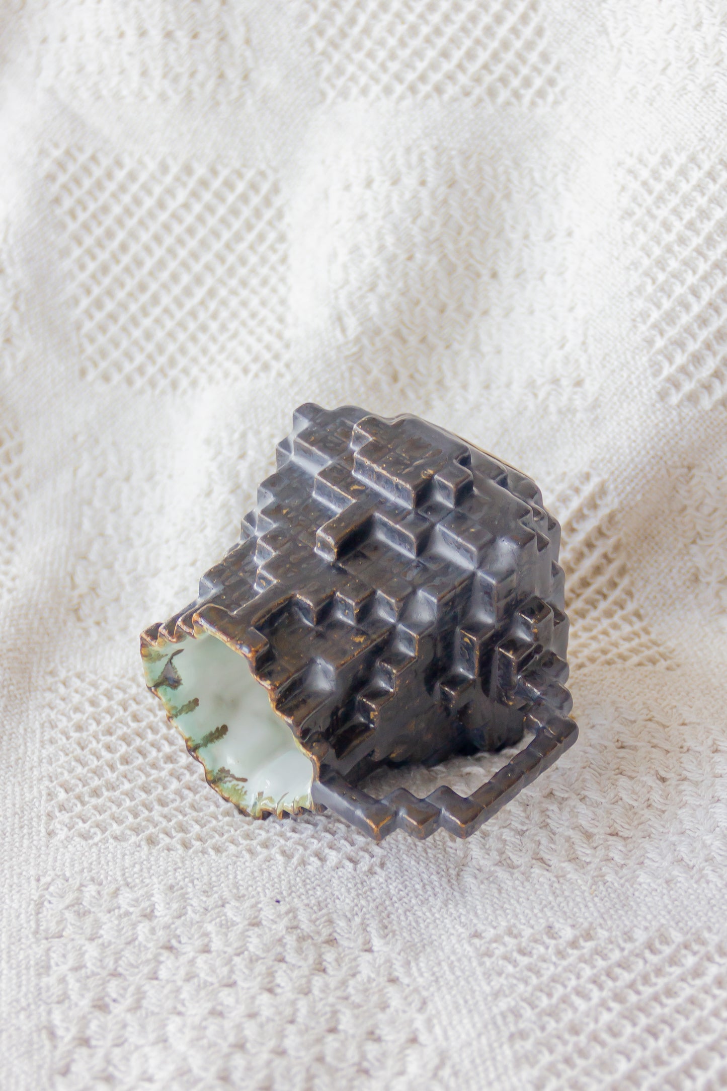 Kubek ceramiczny «8-Bit» brązowo-turkusowy