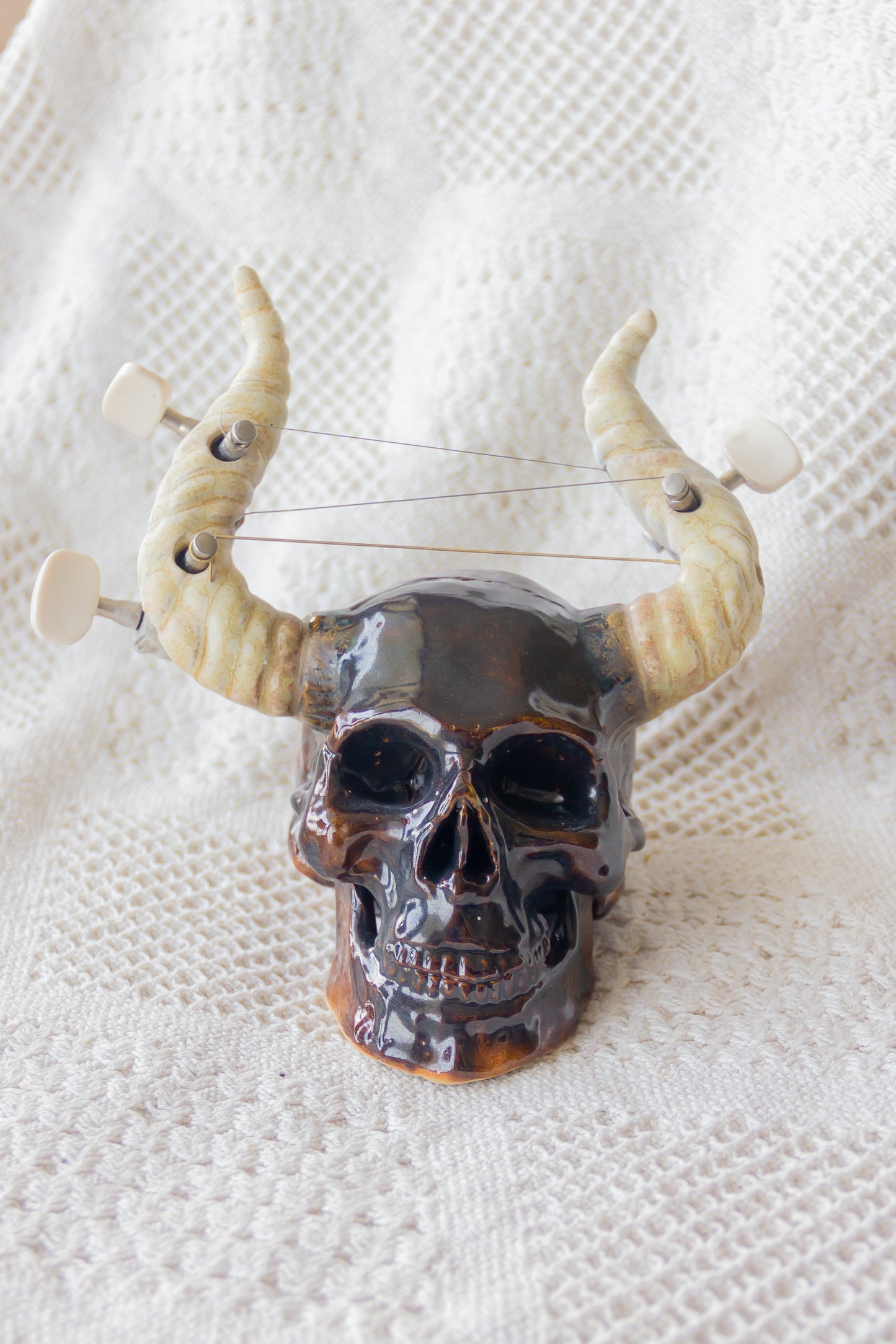 Crâne en céramique marron et noir