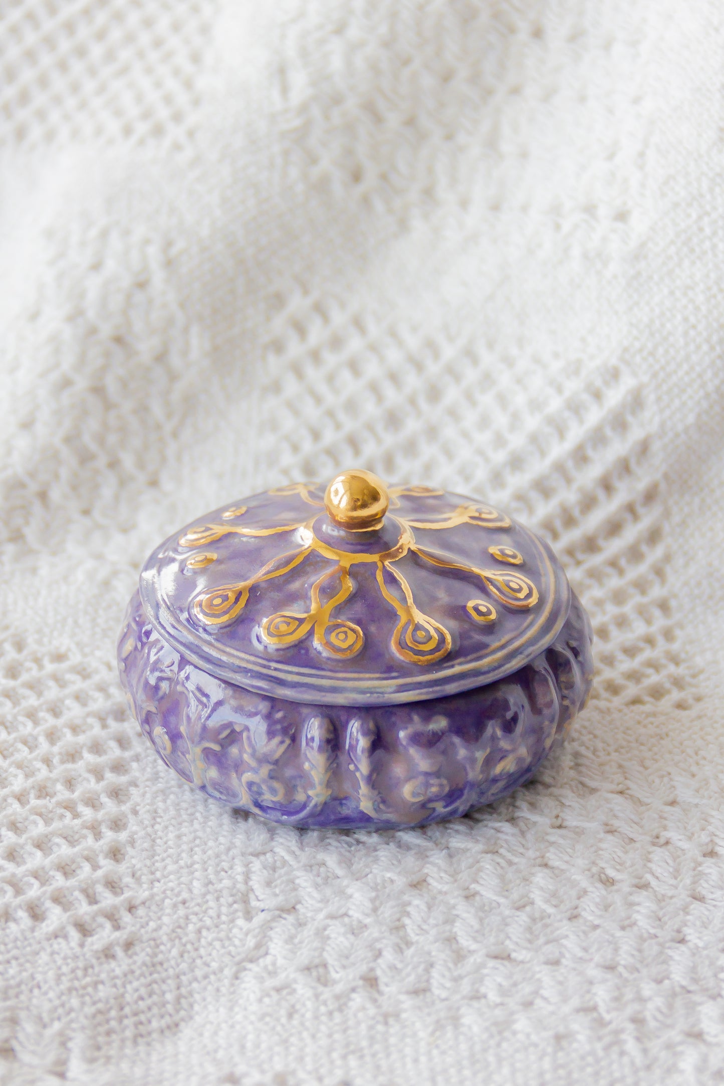 Szkatułka ceramiczna fioletowa ze złoceniem
