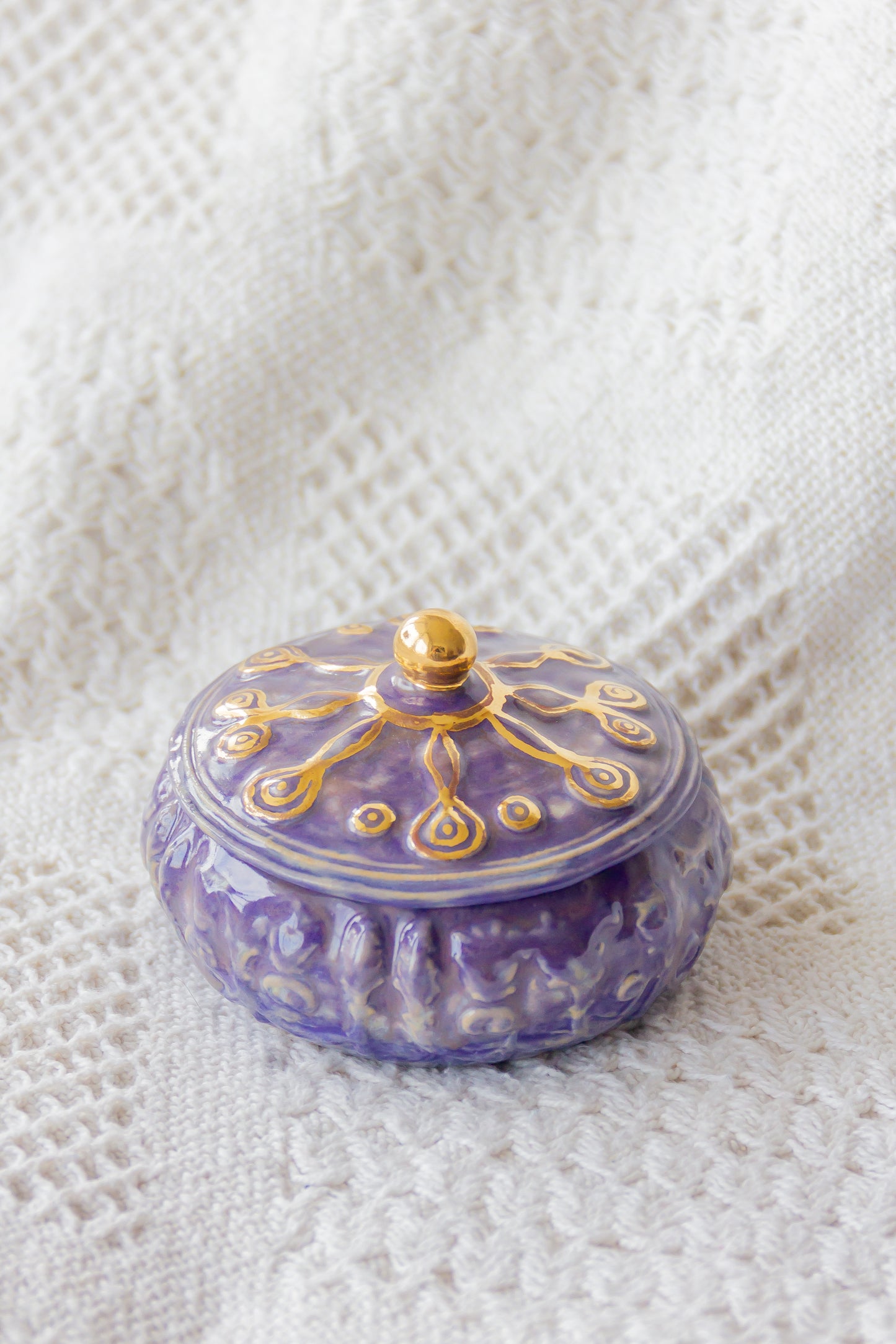 Szkatułka ceramiczna fioletowa ze złoceniem
