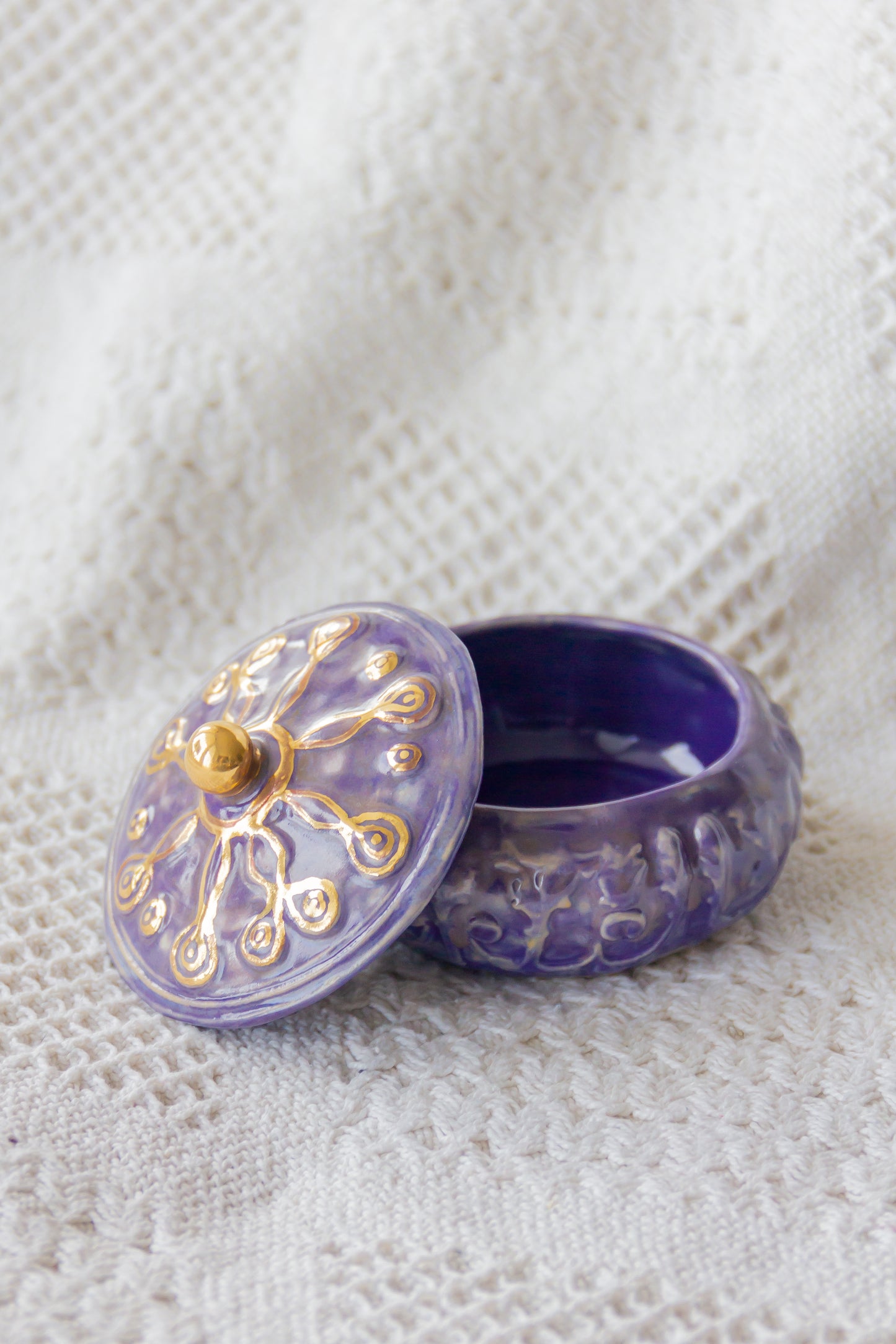 Szkatułka ceramiczna fioletowa ze złoceniem