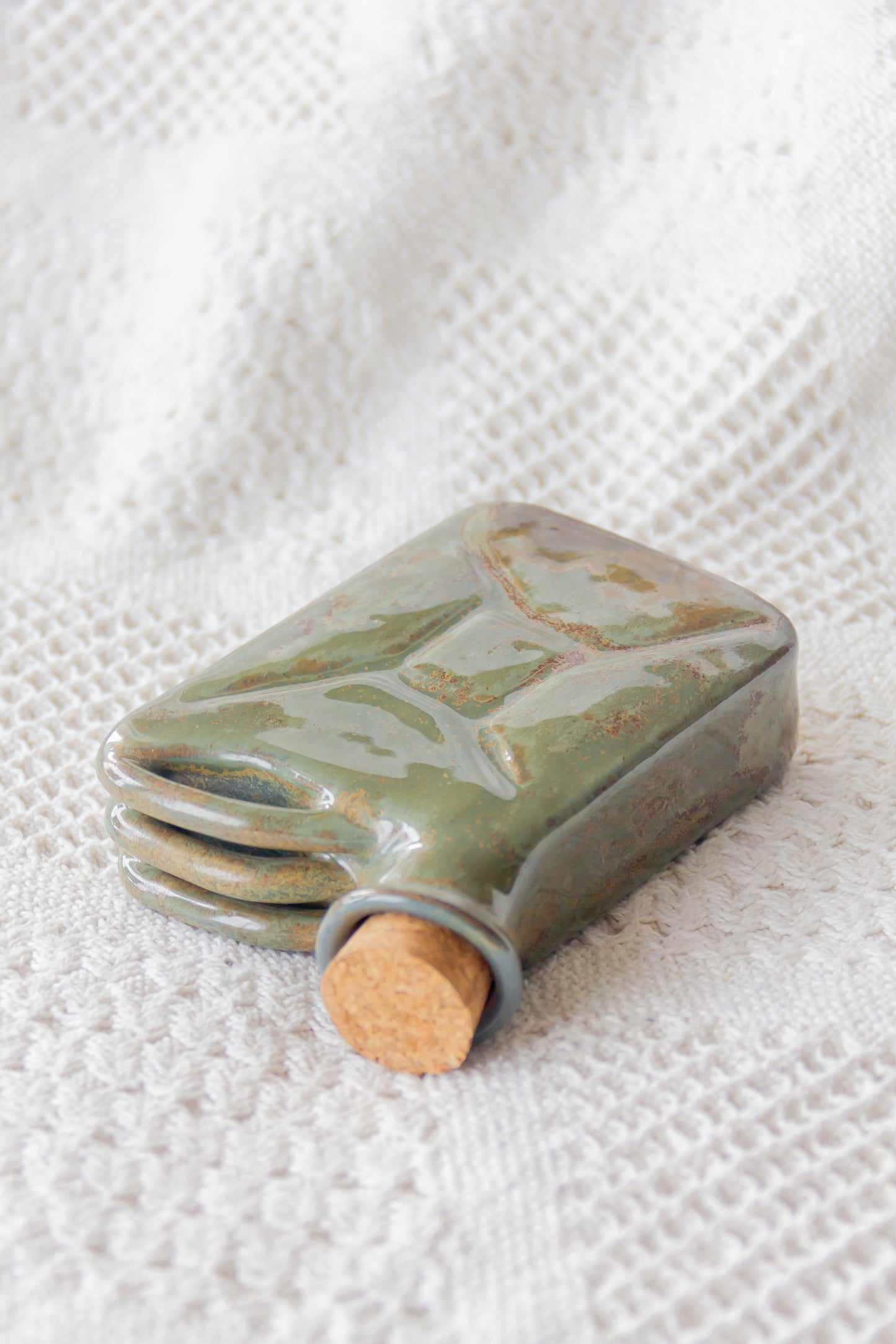 Ceramiczna piersiówka kanister zielono-brązowa