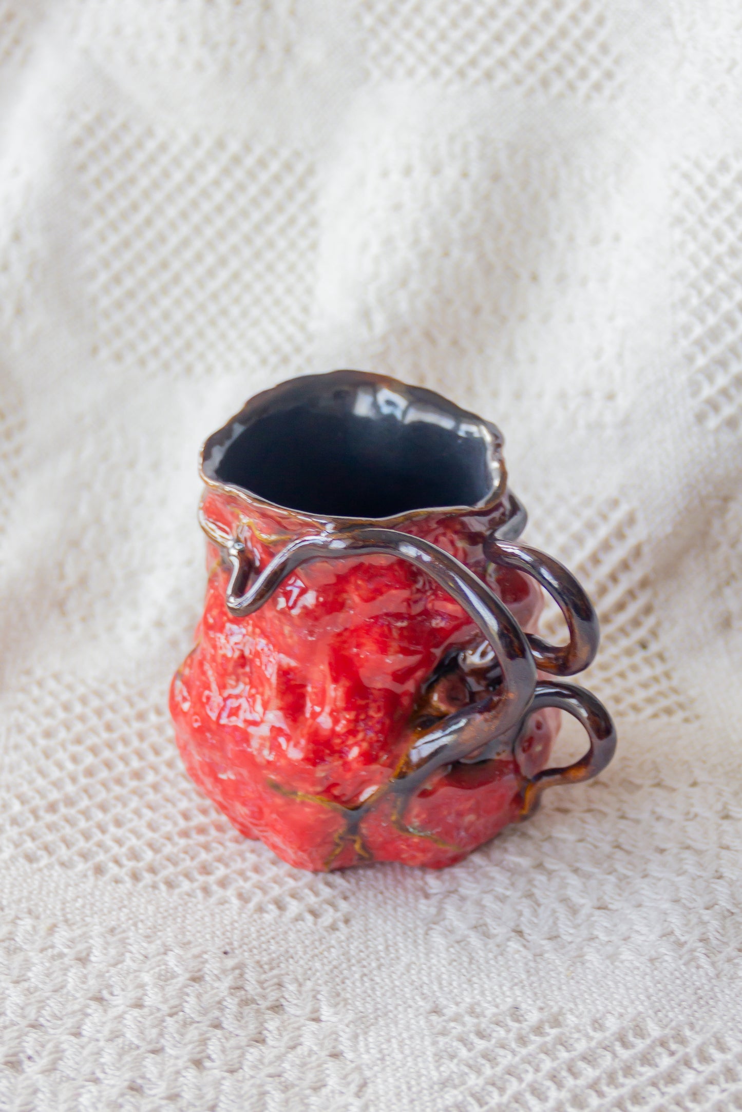 Kubek ceramiczny “Couroupita” czerwono-czarny