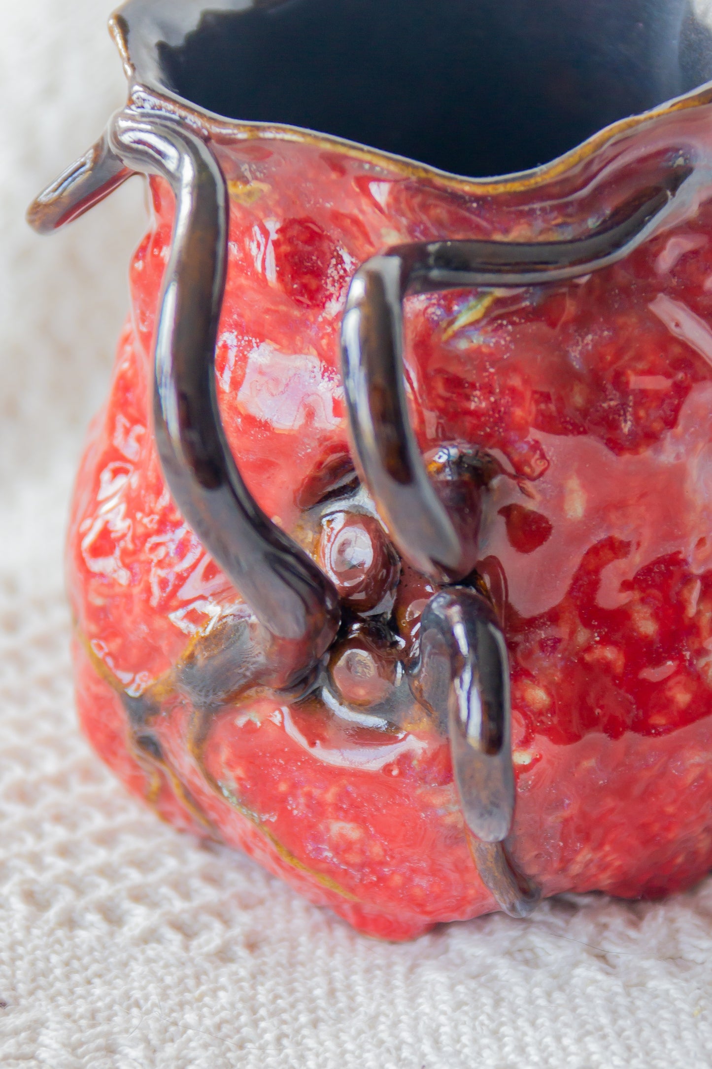 Kubek ceramiczny “Couroupita” czerwono-czarny