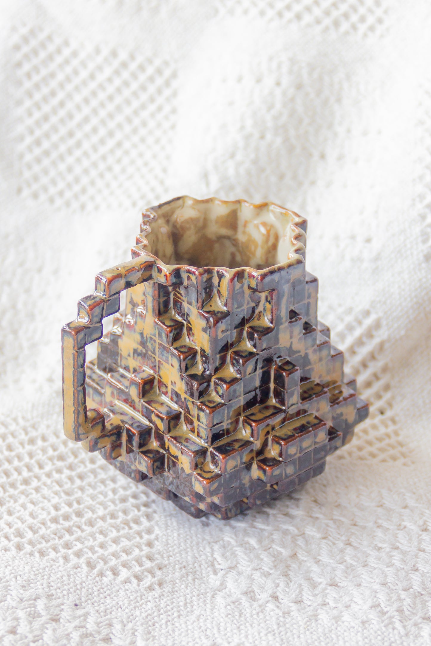 Kubek ceramiczny «8-Bit» beżowo-brązowy
