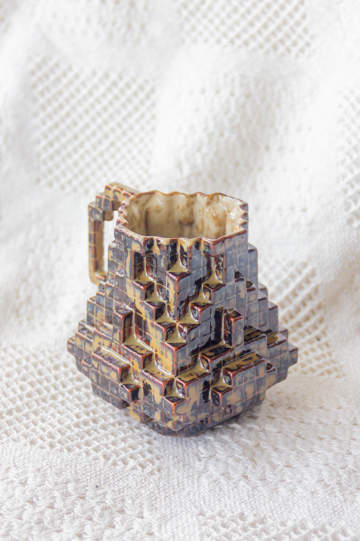 Kubek ceramiczny «8-Bit» beżowo-brązowy