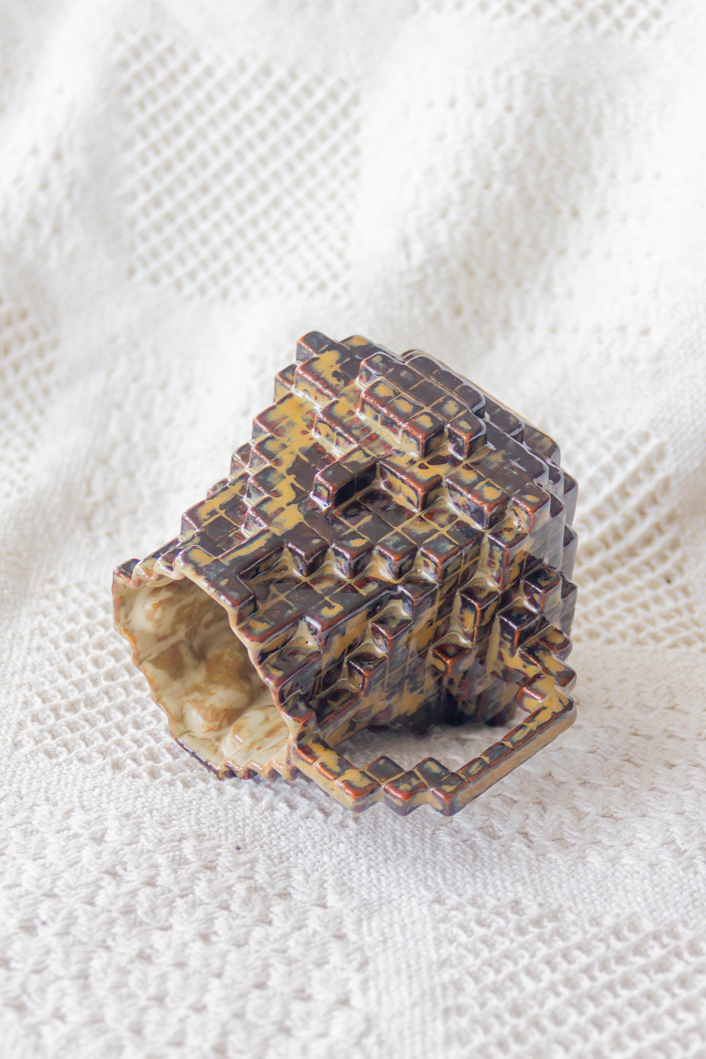 Kubek ceramiczny «8-Bit» beżowo-brązowy