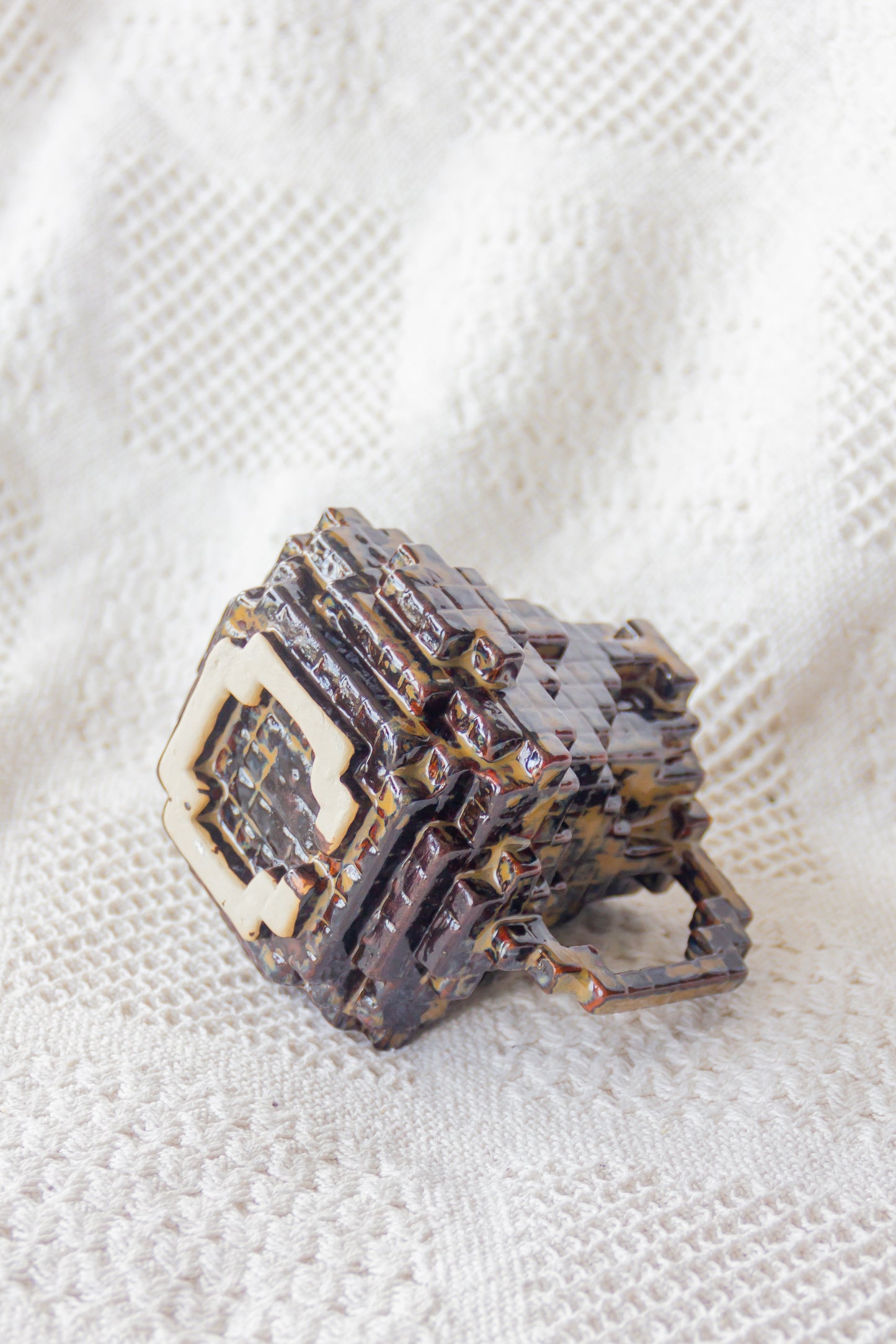 Kubek ceramiczny «8-Bit» beżowo-brązowy