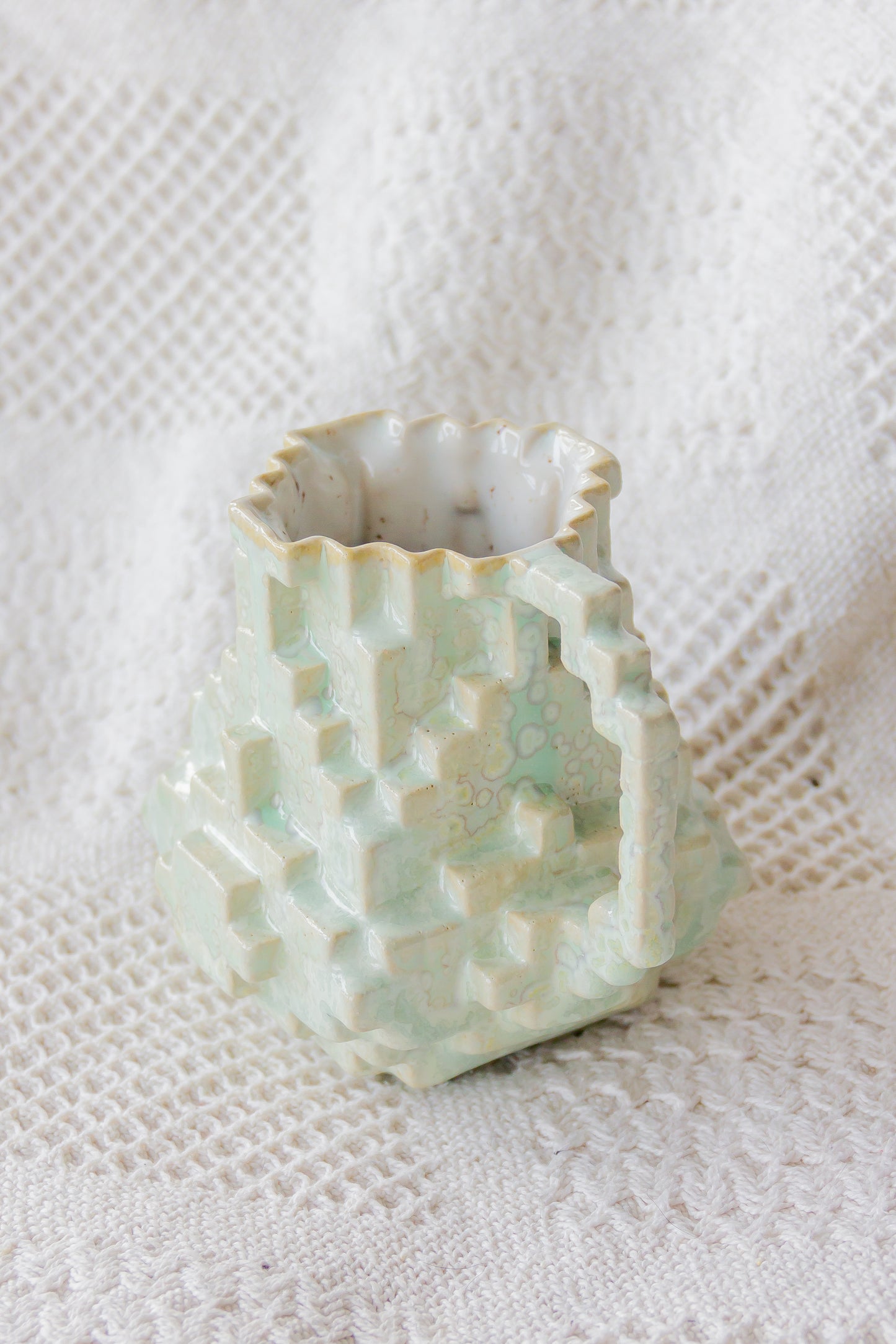 Kubek ceramiczny «8-Bit» biało-turkusowy