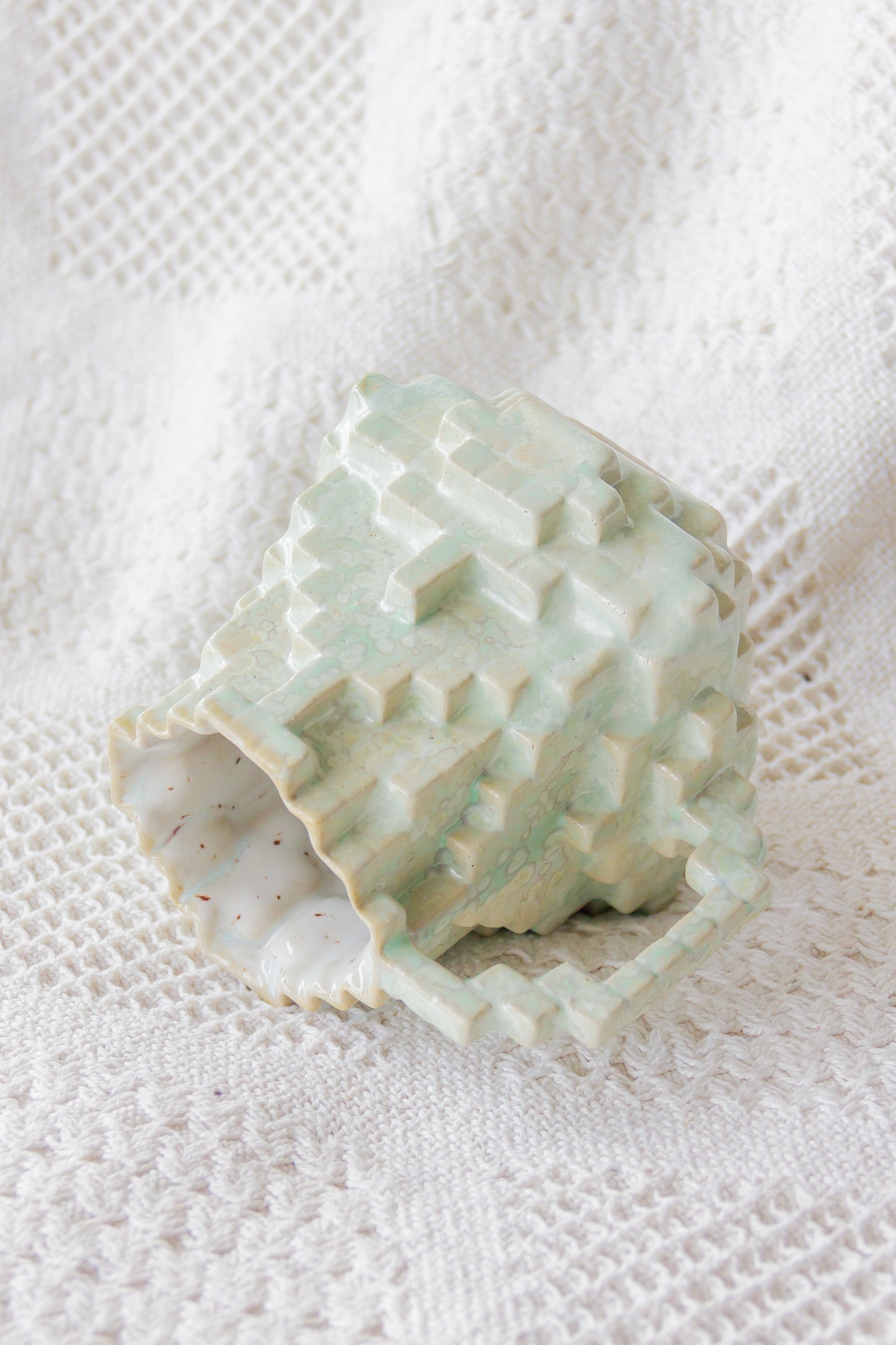 Kubek ceramiczny «8-Bit» biało-turkusowy