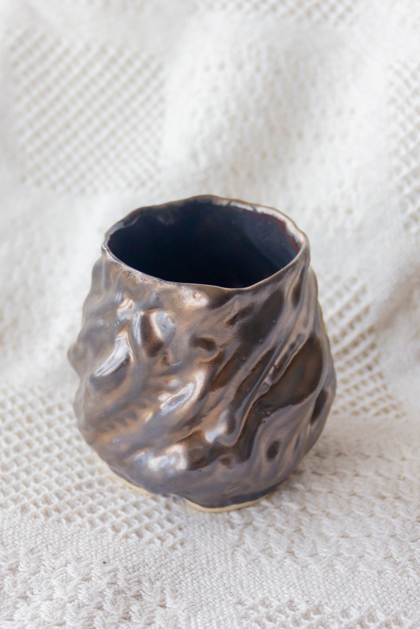 Czarka ceramiczna „Wave” brązowo-metalowa