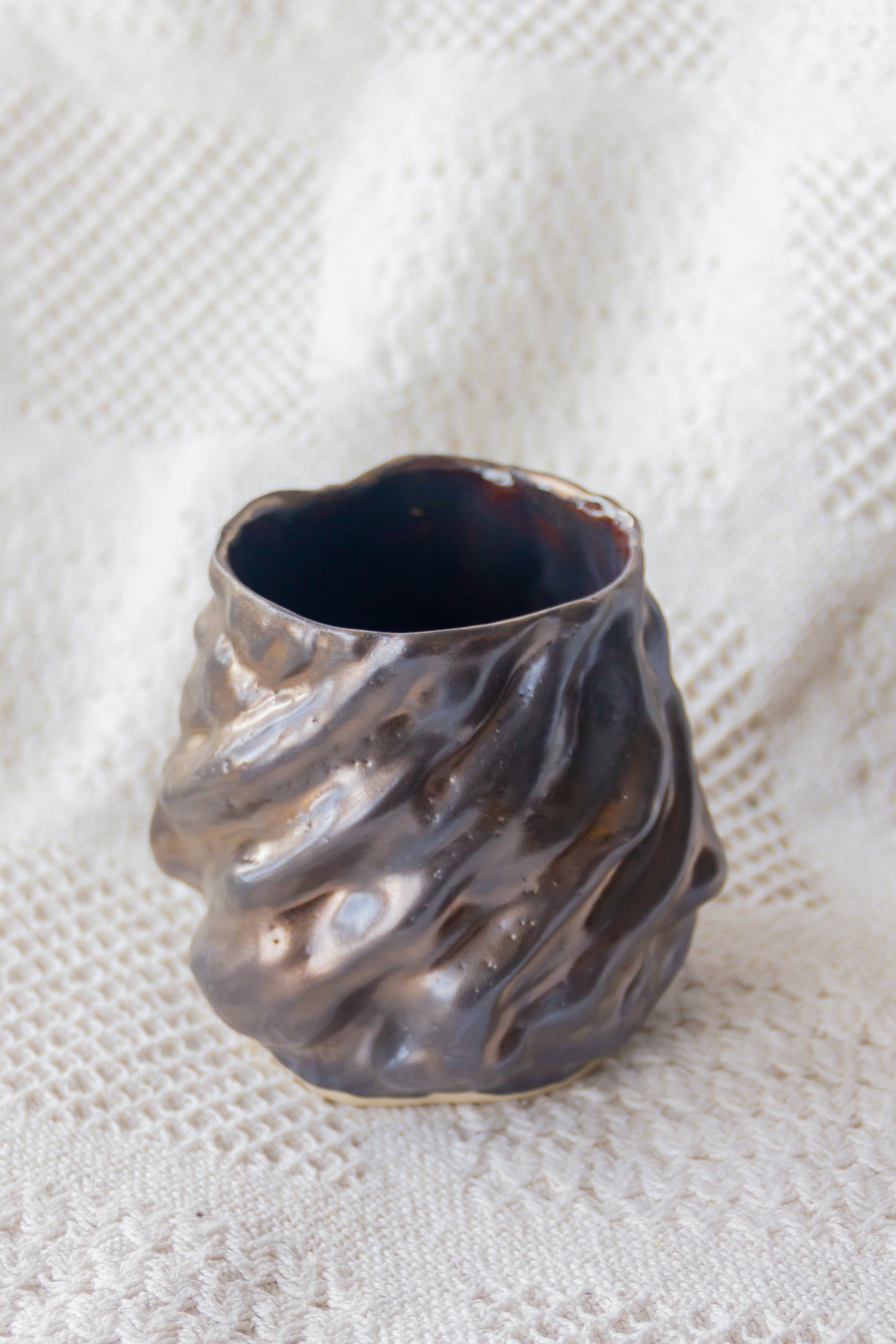 Czarka ceramiczna „Wave” brązowo-metalowa