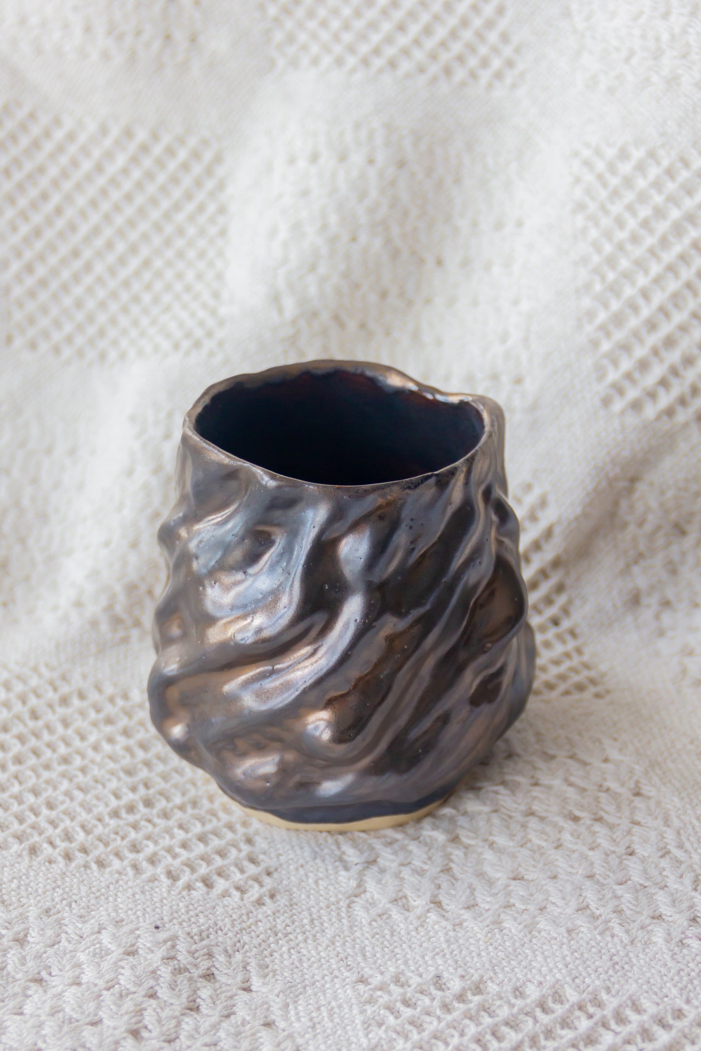 Czarka ceramiczna „Wave” brązowo-metalowa