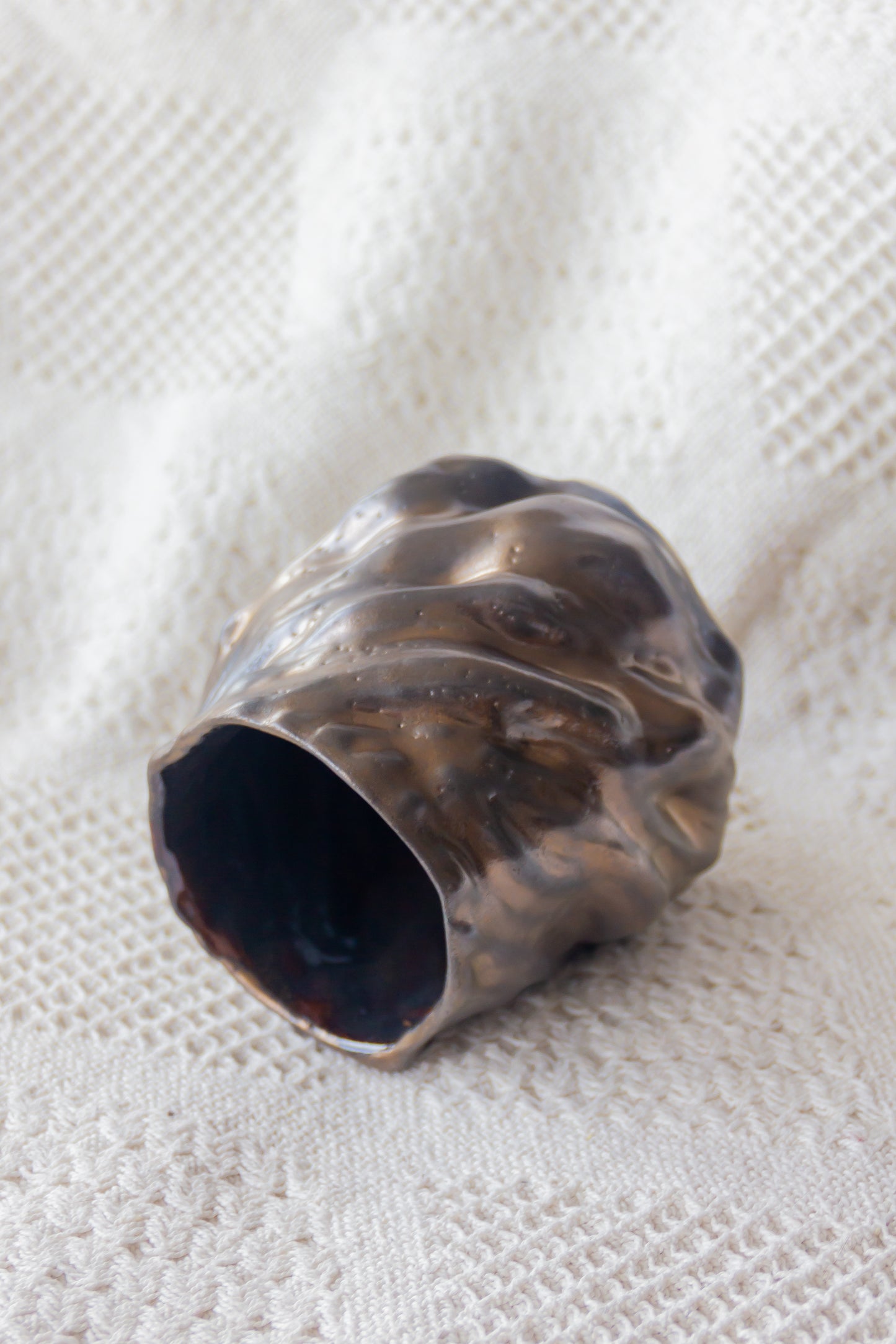 Czarka ceramiczna „Wave” brązowo-metalowa