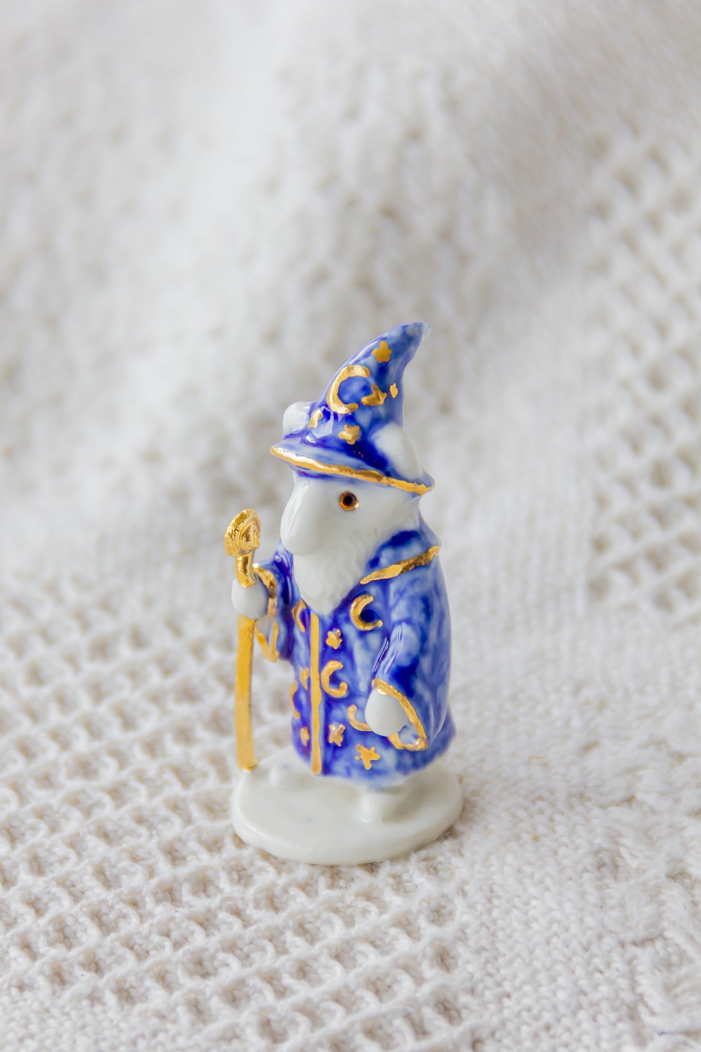 Werling czarodziej, rzeźba porcelanowa ze złoceniem