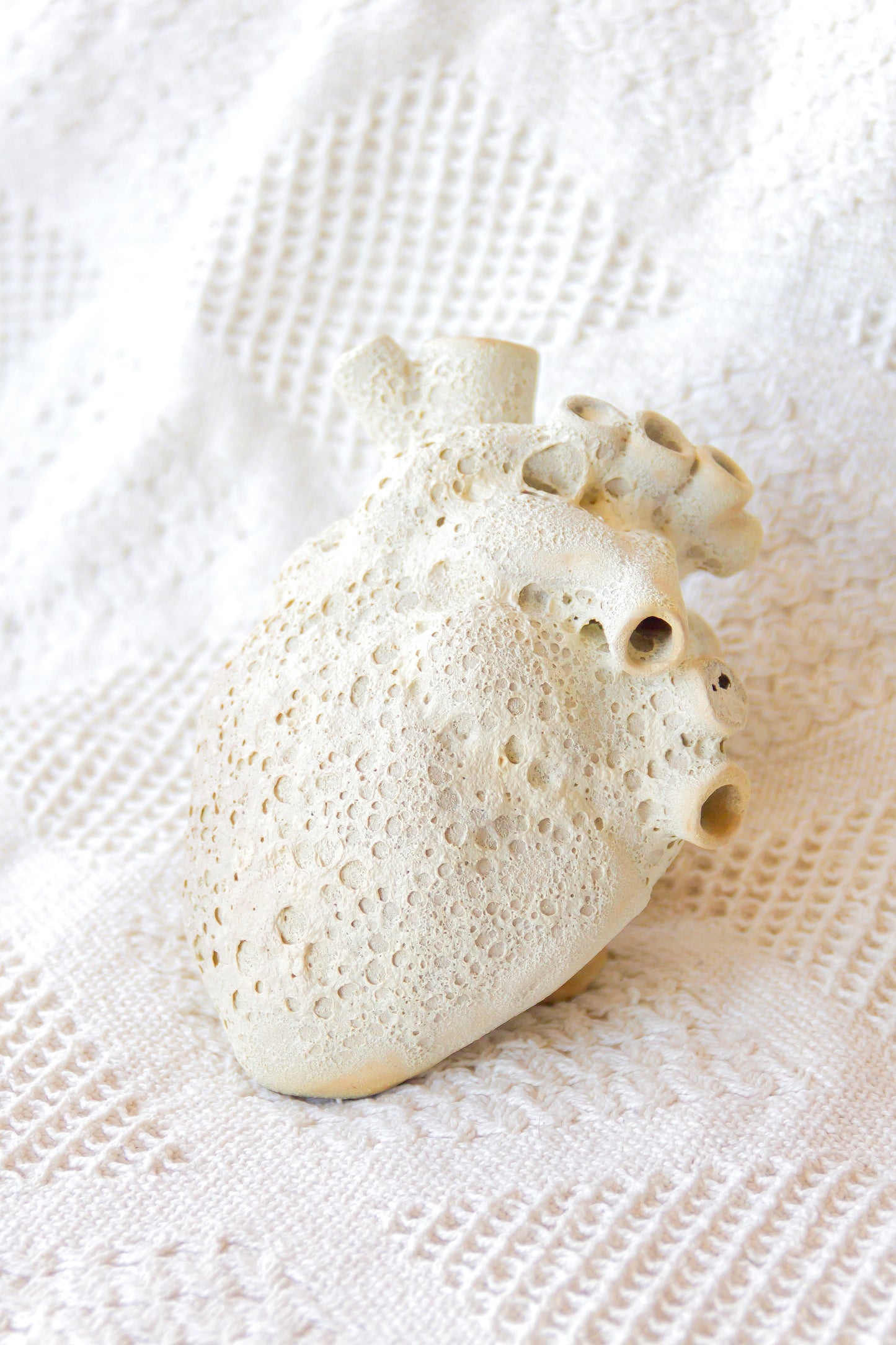 Serce ceramiczne biało-beżowe z efektem lawy