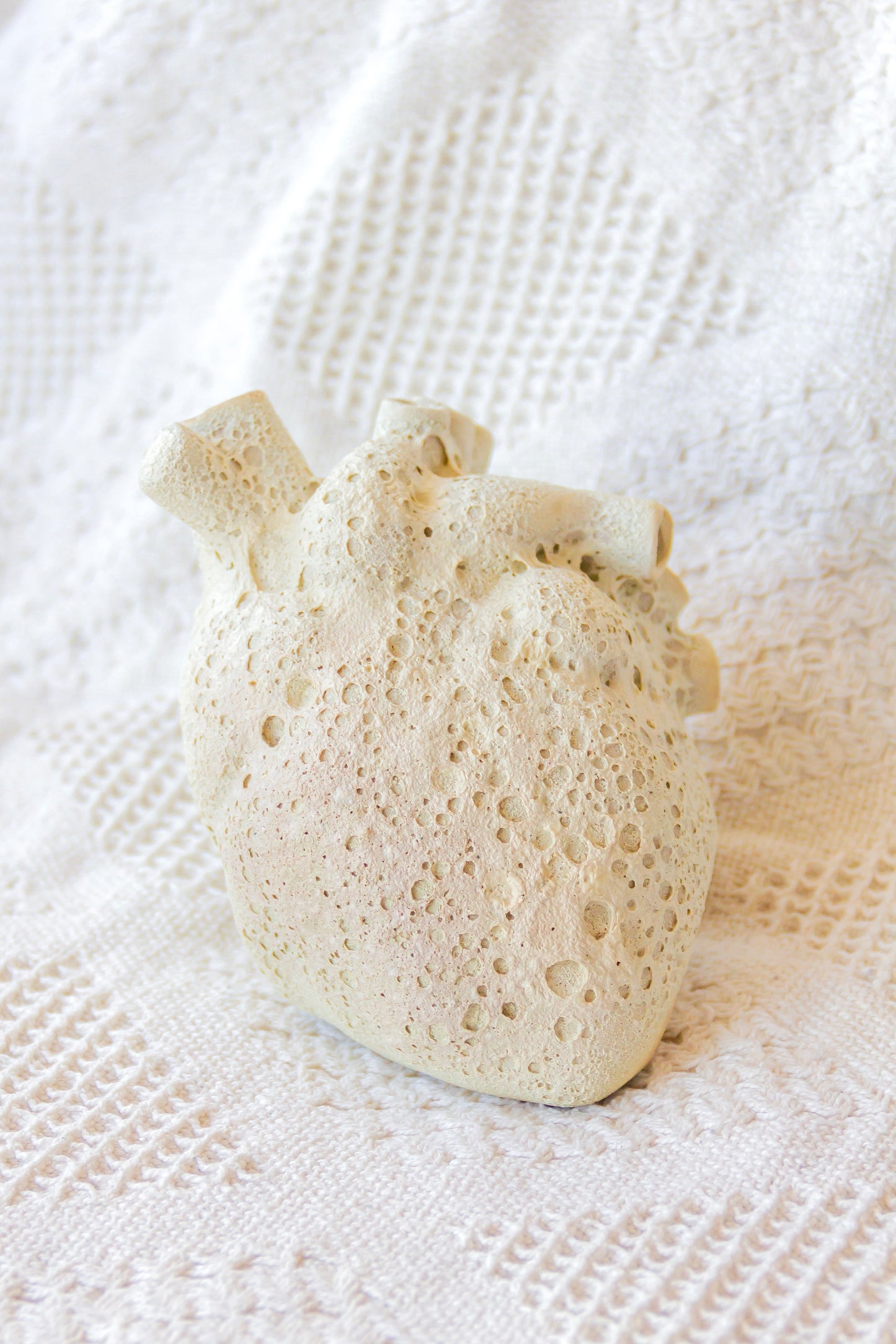 Serce ceramiczne biało-beżowe z efektem lawy