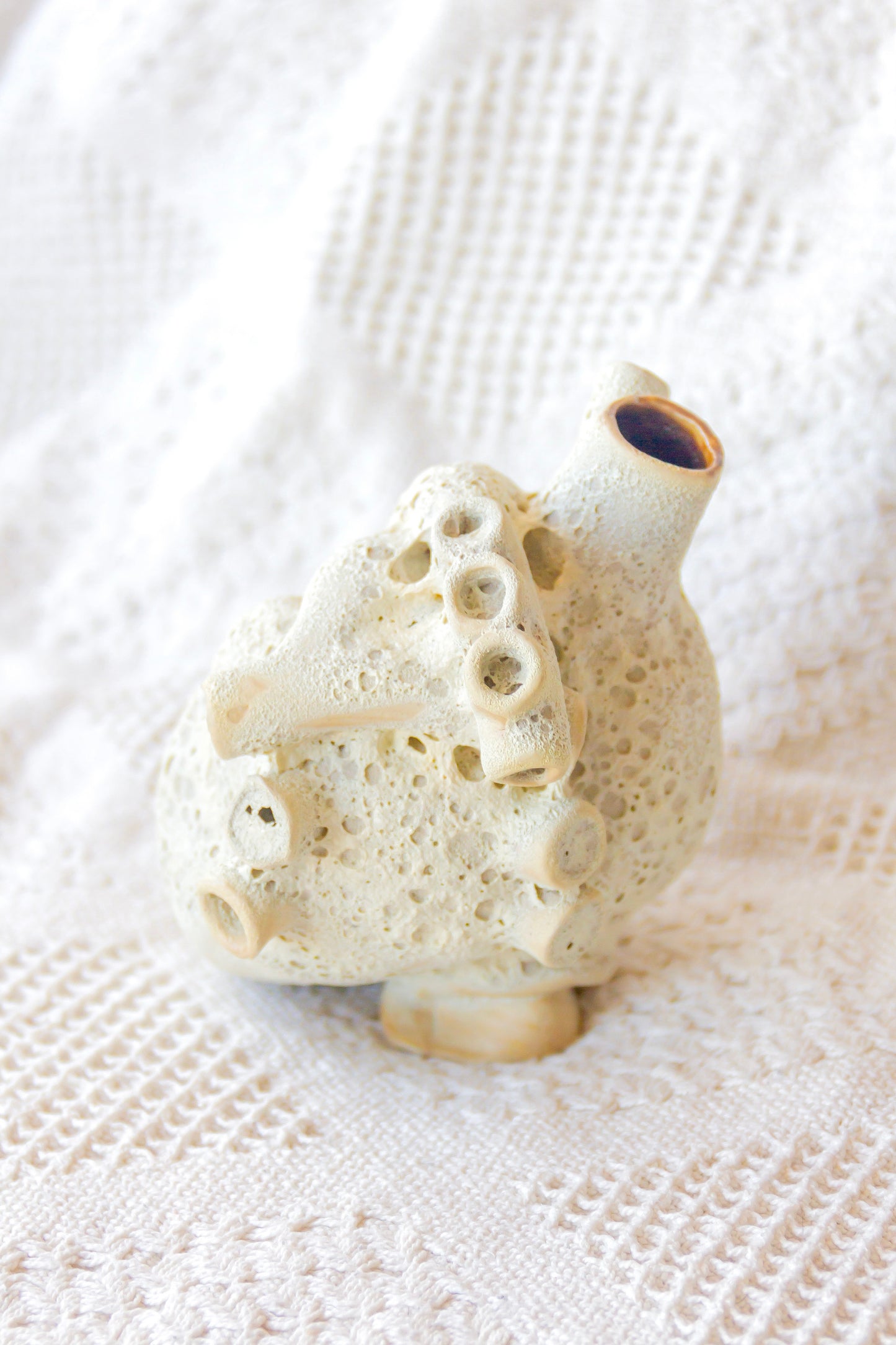 Serce ceramiczne biało-beżowe z efektem lawy