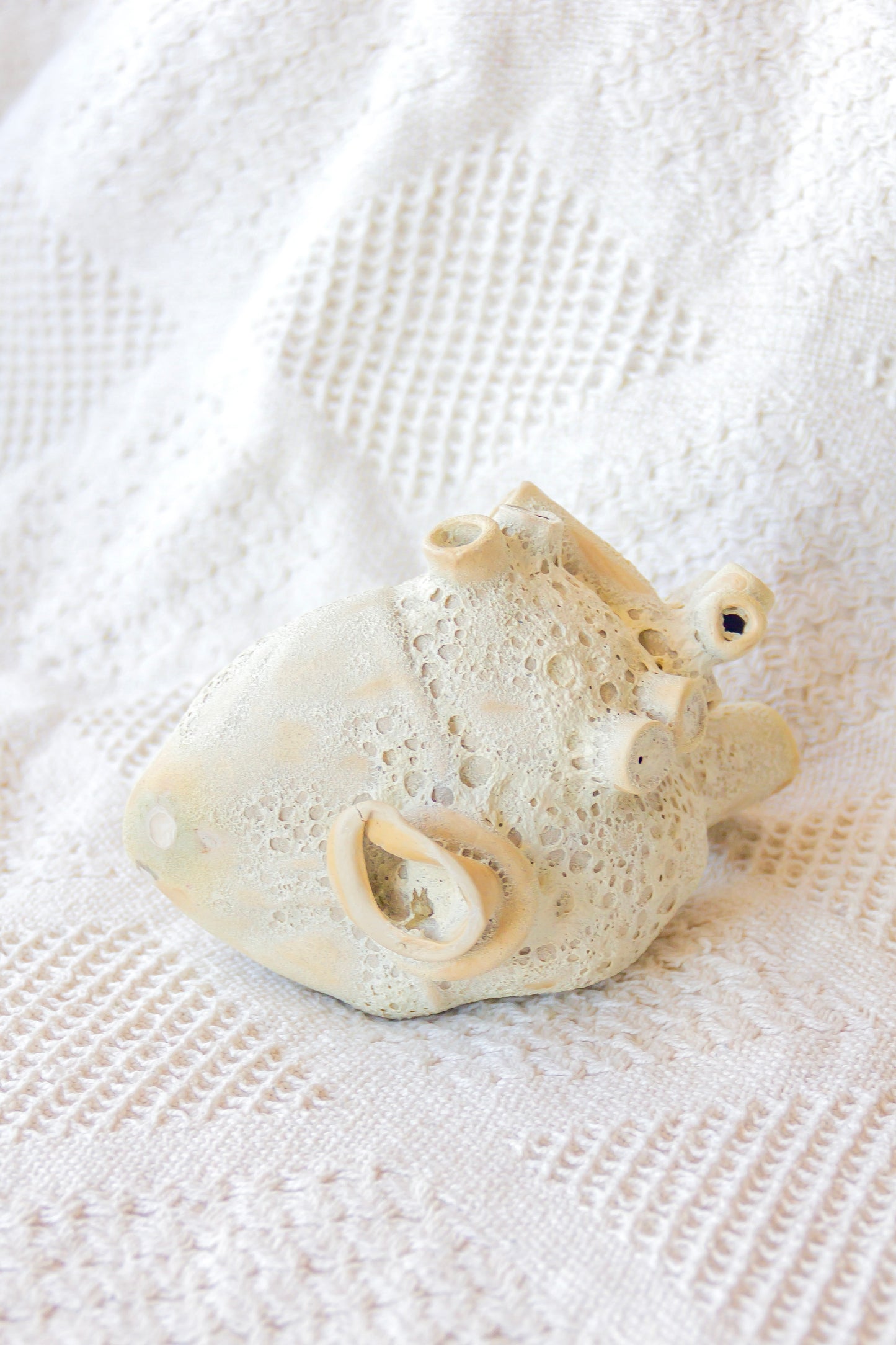 Serce ceramiczne biało-beżowe z efektem lawy