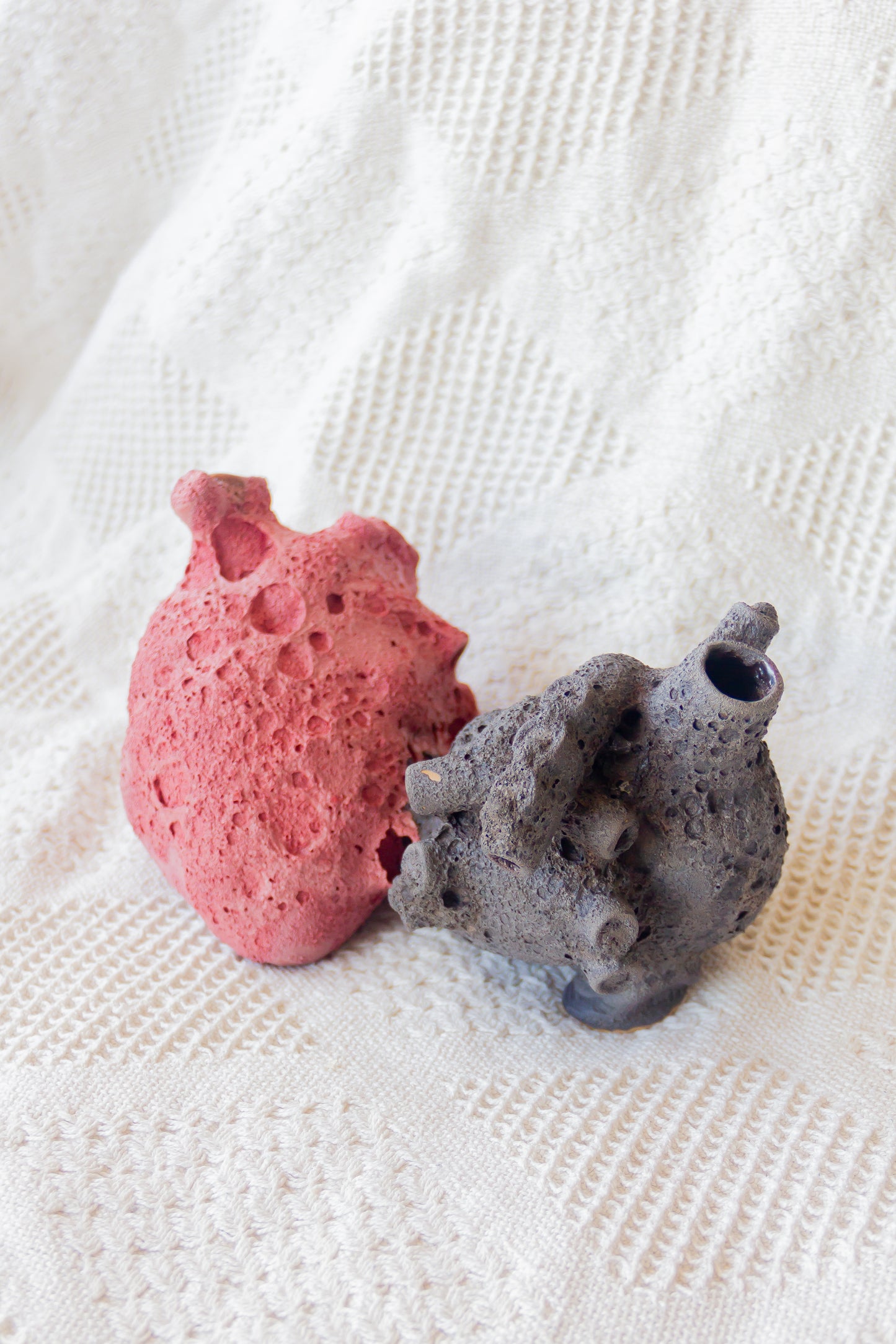 Rzeźba ceramiczna ‘Połączone serca’, czerwono-czarna, z efektem lawy.