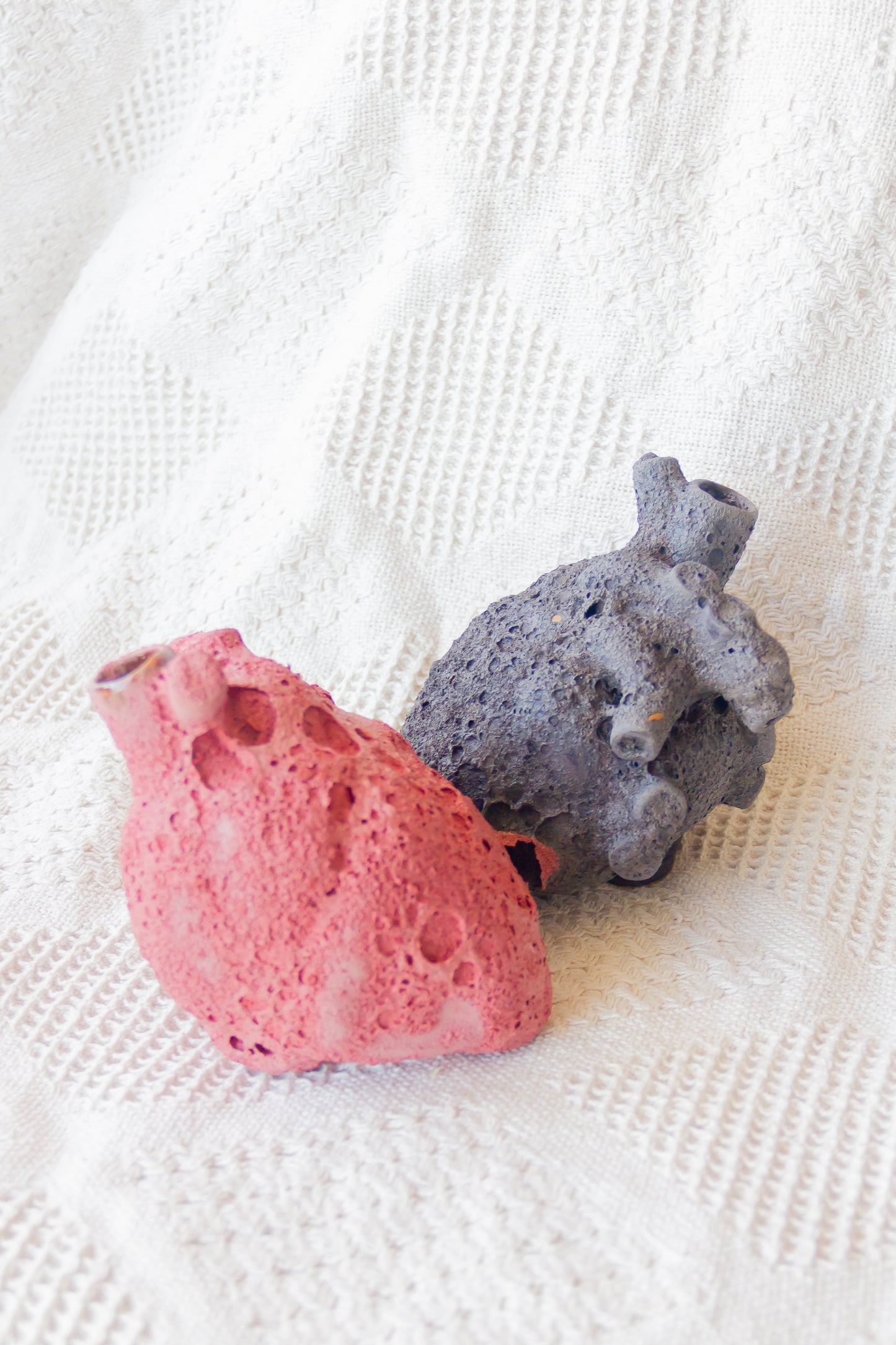 Rzeźba ceramiczna ‘Połączone serca’, czerwono-czarna, z efektem lawy.