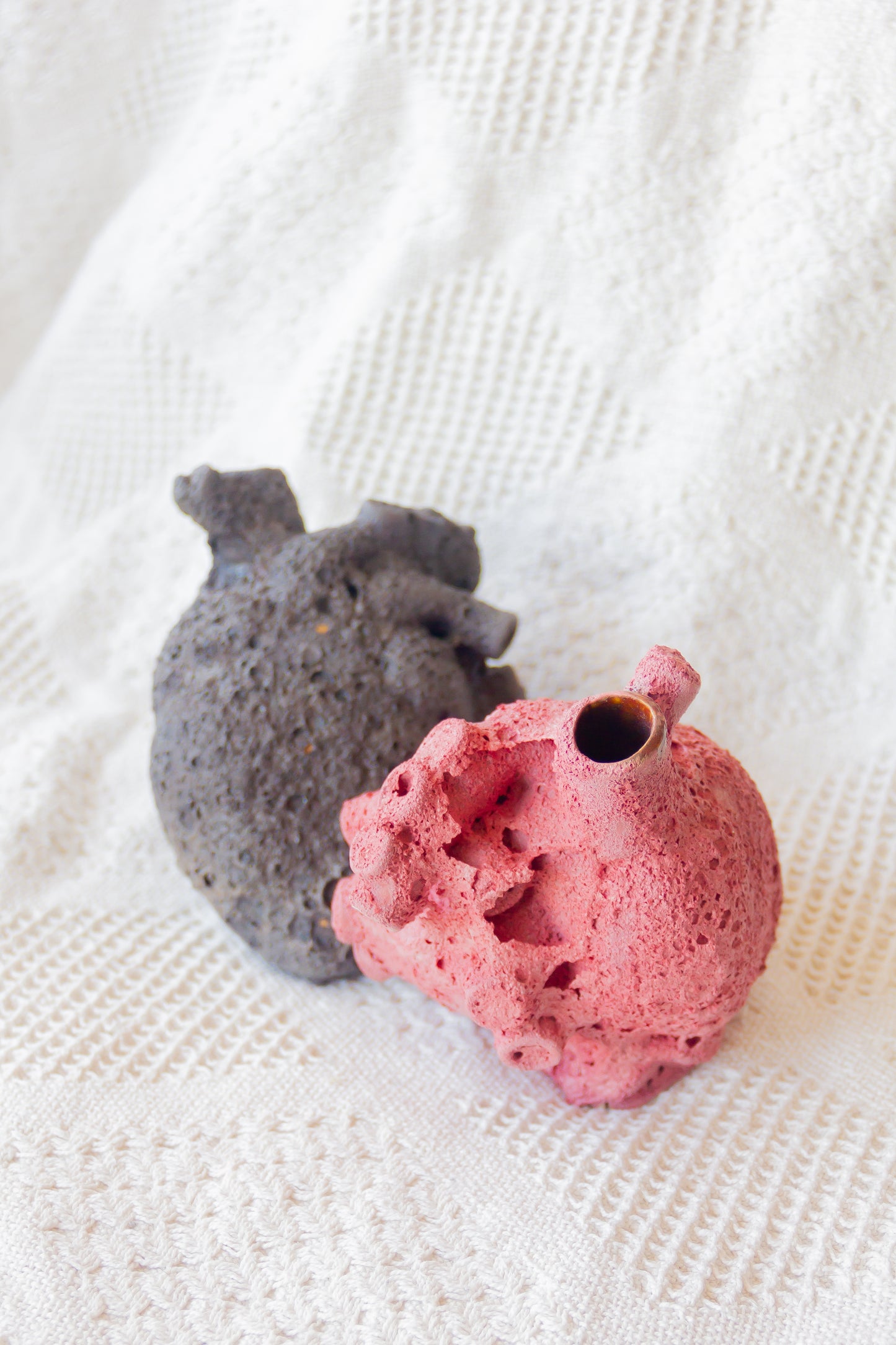 Rzeźba ceramiczna ‘Połączone serca’, czerwono-czarna, z efektem lawy.