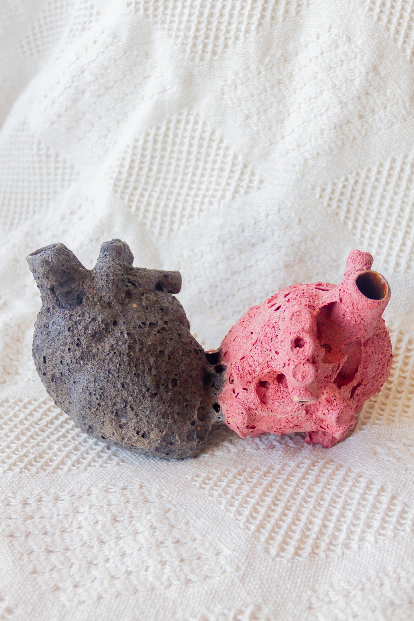 Rzeźba ceramiczna ‘Połączone serca’, czerwono-czarna, z efektem lawy.